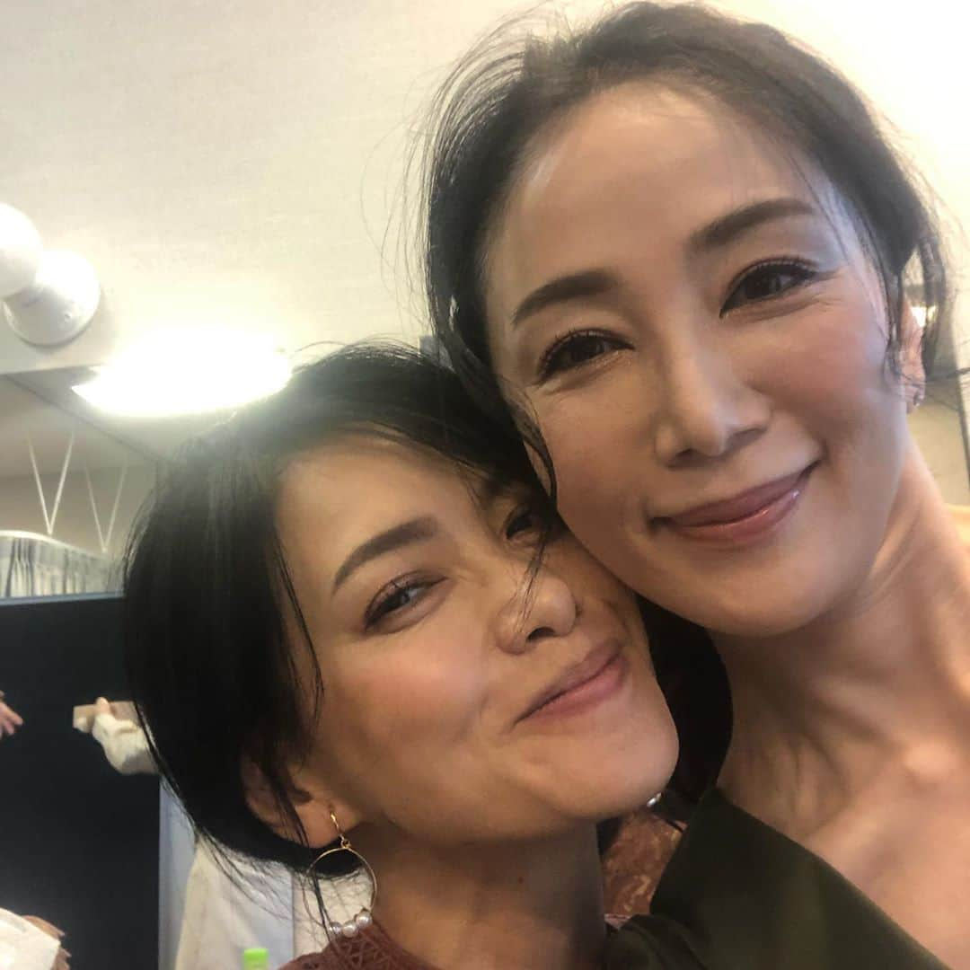 坂村かおるさんのインスタグラム写真 - (坂村かおるInstagram)「やっと舞台も終わり、落ち着いた‥ 第10回国民的美魔女コンテストを振り返りながら思いが込み上げてきた‥  緊張した2日間だったけど美魔女の皆と居られて、とても楽しかった‥  支えあって、励ましてあって‥笑って泣いて、楽しかったなぁ😊 美魔女皆、ありがとう！ 幸せなひと時でした😊  そして、ずっと応援くださったお友達ありがとうございましたm(_ _)m  #クィーンオブザ美魔女#美st#美魔女#レジェンド美魔女#コンテスト楽しかった#TEAM美魔女#TEAM美魔女1期生#坂村かおる#映像のまちあしかが」12月10日 14時28分 - kaoru.sakamura