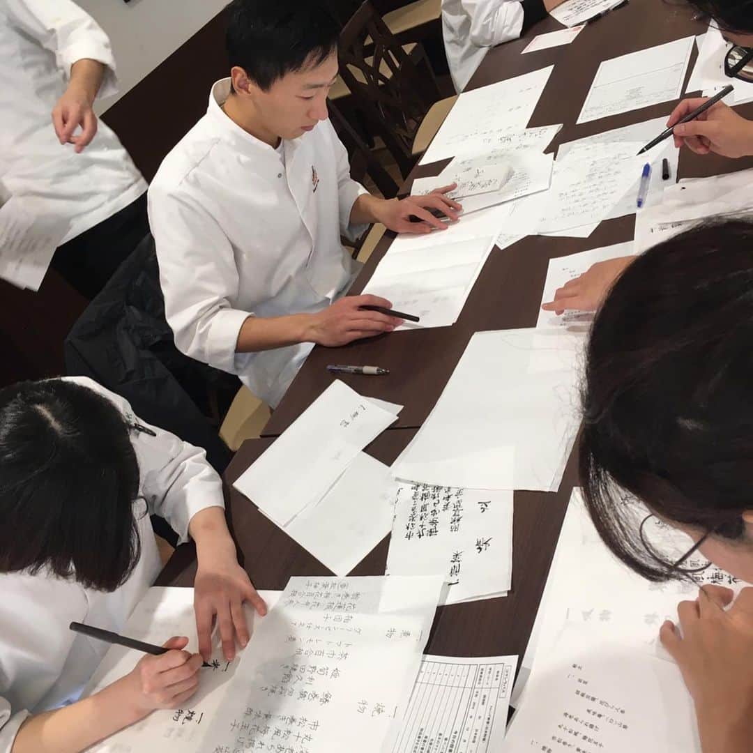 東京ベルエポック製菓調理専門学校さんのインスタグラム写真 - (東京ベルエポック製菓調理専門学校Instagram)「調理師科日本料理コースの授業🖌 今回は筆ペンでお品書きを書くことを学びました‼️ みんな真剣に、戸惑いながらも筆を走らせています。 完成した献立はみんなで考えた料理。 みんな上手に書けてます✨✨ #東京ベルエポック製菓調理専門学校  #日本料理コース #お品書き #筆ペン #調理師科」12月10日 14時52分 - belleseika
