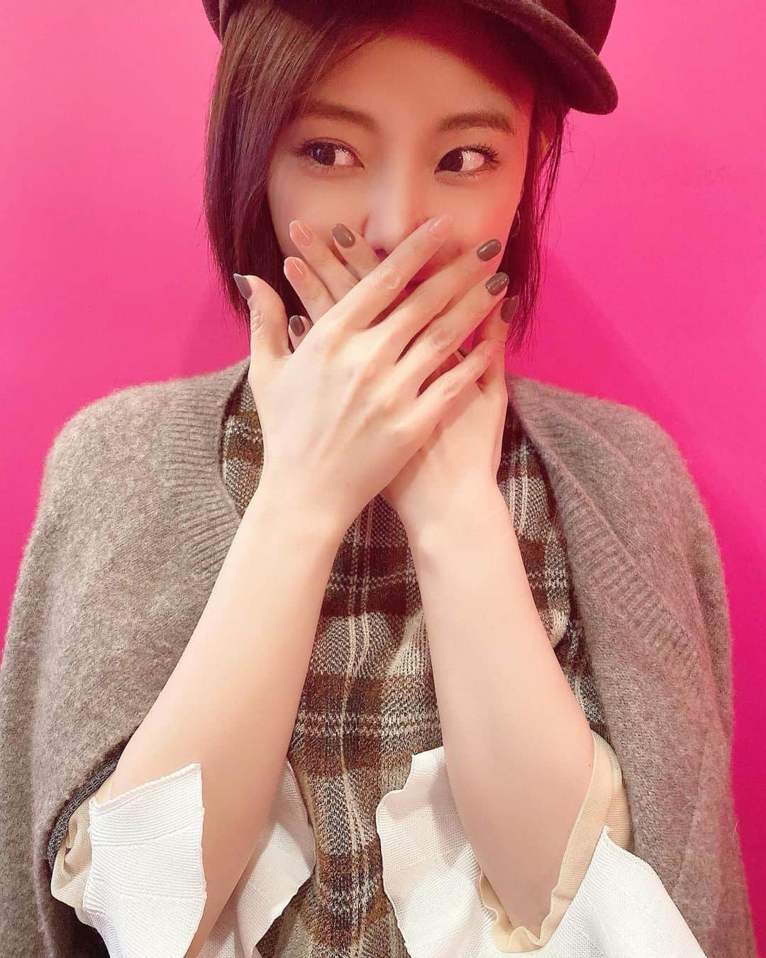 林村ゆかりのインスタグラム：「ネイル💅💕﻿ ﻿ tops : #TOGA﻿ nit : #theory﻿ ﻿ ﻿ ﻿ ﻿ ﻿ #コスメ#cosme#美容#美容好き#美容好きな人と繋がりたい #makeup#cosmetic #cosmetics#秋コスメ#beauty#コーディネート#コーデ#大人女子コーデ#きれいめカジュアル#fashion#カジュアル#ootd#code#outfit#シンプル#nail#ネイル#シンプルコーデ#cordinate#coordinate#今日のコーデ#今日の服#ライブ配信」