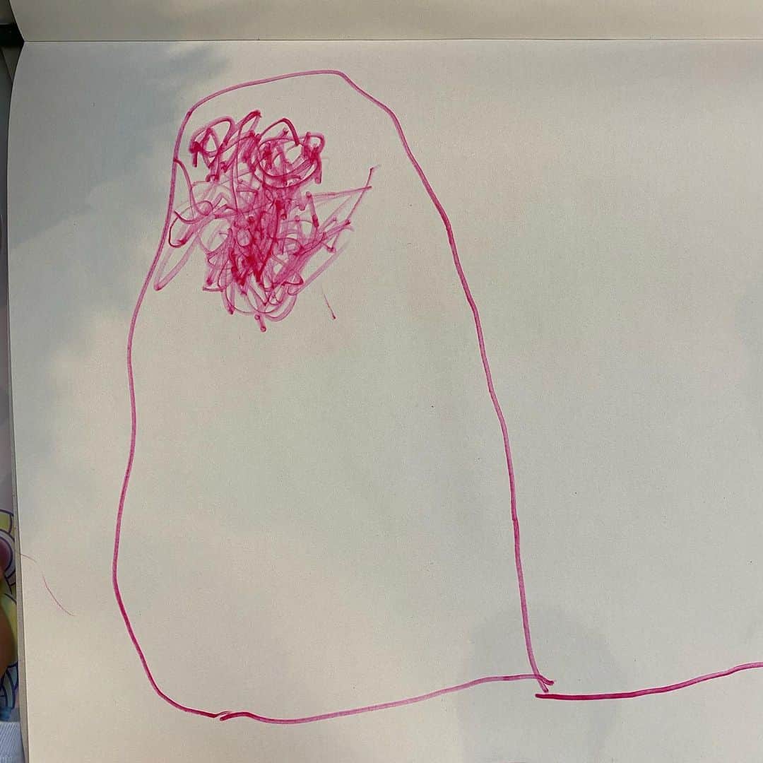安倍吉俊のインスタグラム：「2枚目の正面顔を超褒めたら、上機嫌でもう一枚描いてくれたパパ。ヒゲしかねえ」
