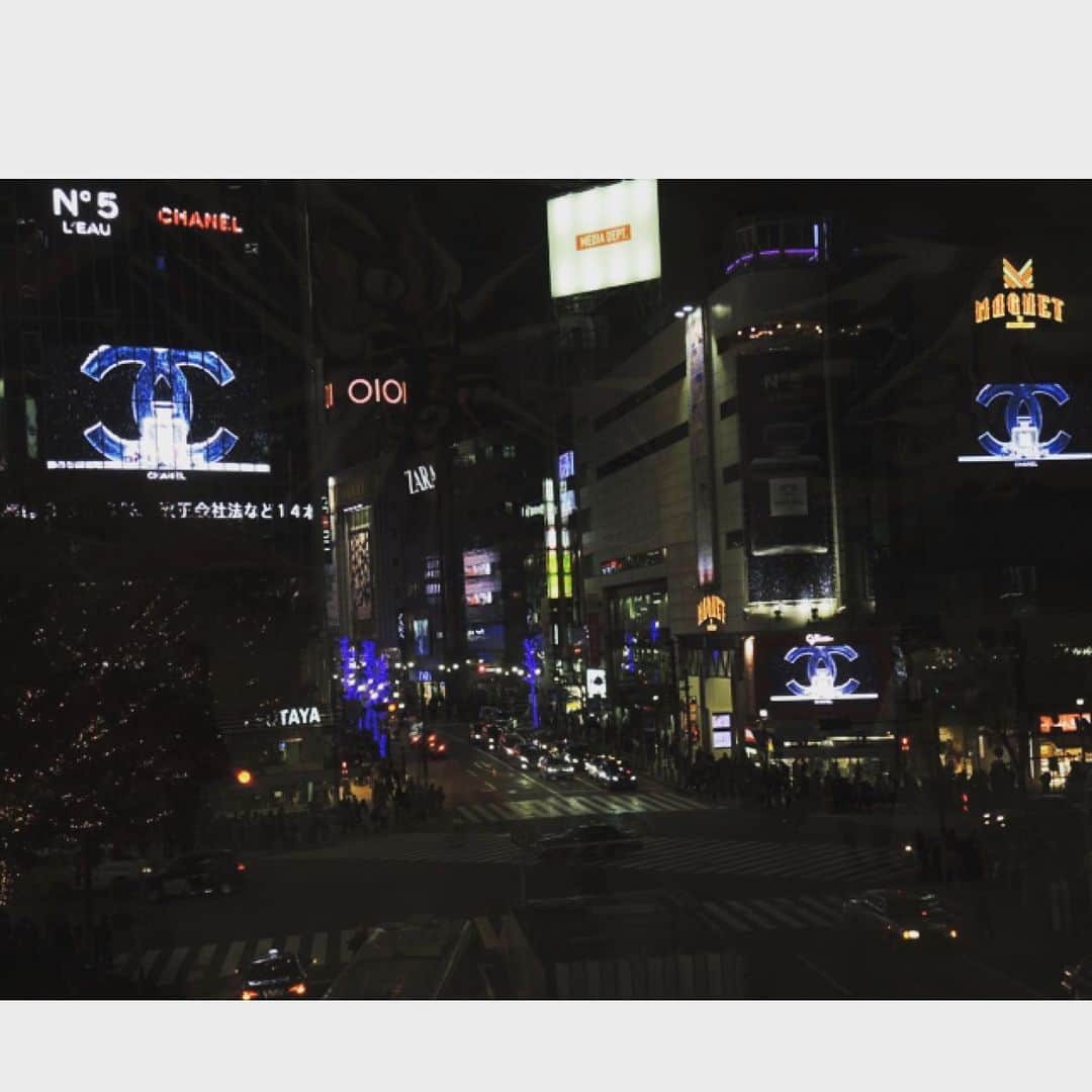 美的 Biteki's official Instagram! さんのインスタグラム写真 - (美的 Biteki's official Instagram! Instagram)「「シャネル」のスノードームが渋谷東口地下広場に出現✨ ファンタジックな白銀の世界へと誘うシャネルのスノードームが、渋谷で今一番新しいスポットとして誕生したばかりの渋谷駅東口地下広場（渋谷スクランブルスクエア東棟B1Fに隣接）に登場しました！  漆黒の空から舞い降りる雪の中、現れるのはシャネル  N°5 ローのボトル。そんな今冬のシャネル  N°5のビジュアルに囲まれて白銀の木立の中にスノードームが出現しています。  中には、シャネルの香りが詰まったアイコニックなボトルたち…「シャネル  N°5」「チャンス」「ガブリエル」「アリュール  オム」が！ スノードームを見つめるあなたの目に一番に映し出されるお気に入りの香りはどのアイテムでしょうか？  たくさんの人が行きかう年末の忙しい街。ちょっと足を止めて、イマジネーションが拡がるひと時を♪ 《開催場所・期間》 渋谷駅東口地下広場 12月9日(月)～25日(水)  #シャネル #chanel #渋谷#shibuya #スノードーム #クリスマス #biteki」12月10日 15時03分 - bitekicom