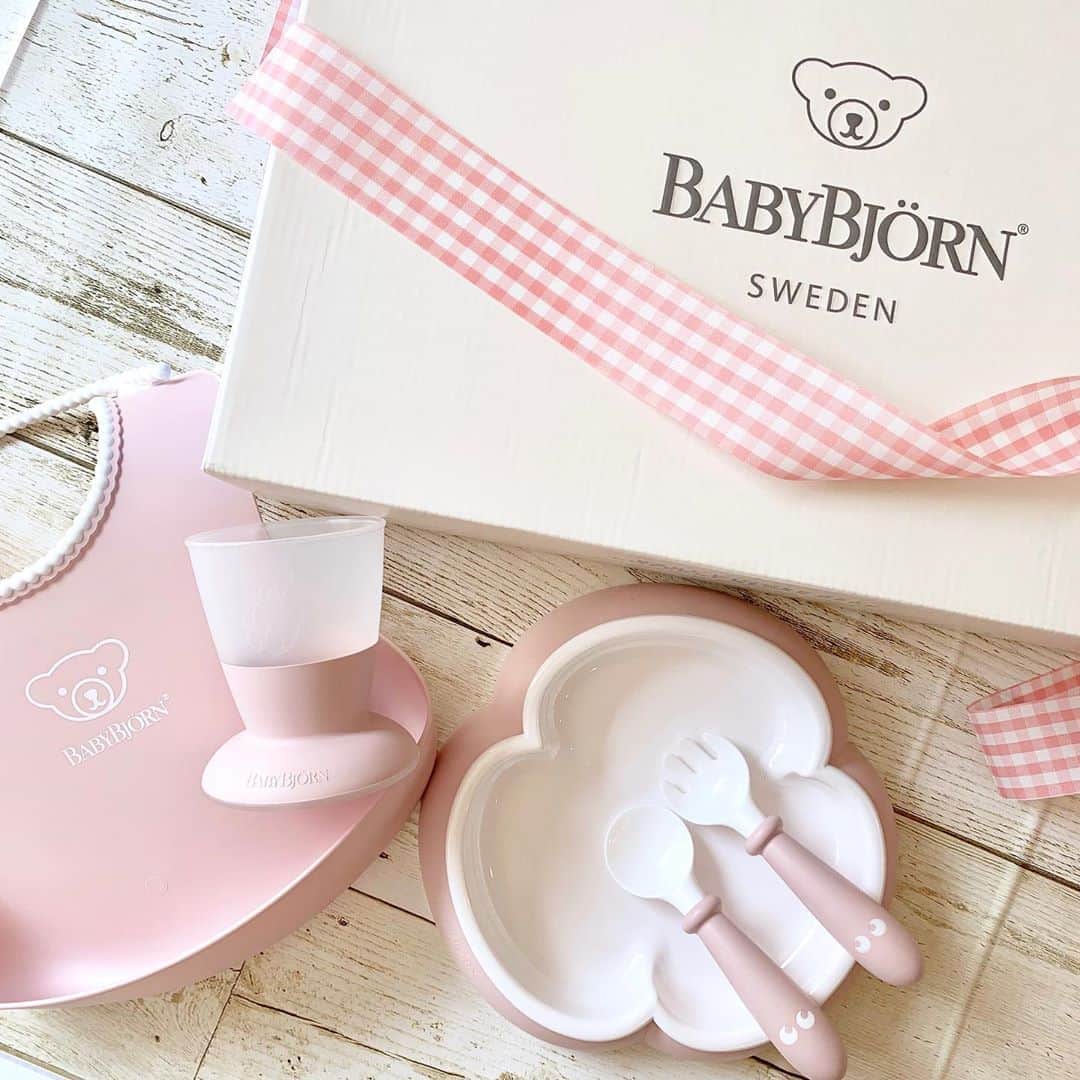 blossom39_officialのインスタグラム：「. リーズナブルで実用的な ベビービョルンの《ベビーディナーセット》 ロングセラーのベビースタイに、 プレート、カップ、スプーン、フォークが セットになった充実のお食事セットです！ . パウダーカラーがおしゃれで上品♡ ギフトボックスに入っているので、 プレゼントにもおすすめです🎁 . #blossom39 #ブロッサム39 #babybjorn #ベビービョルン #ディナーセット #ベビーディナーセット #お食事セット #食器セット #食器 #ベビー食器 #お食事スタイ #出産祝い #ギフト  #クリスマスプレゼント #赤ちゃんのいる生活」