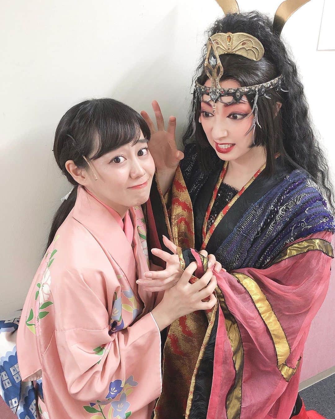 白羽ゆりのインスタグラム：「浜路役のかれんちゃんと。  可愛いこちゃん✨ 稽古場からずっと一緒にいました。 お芝居のセンスが良くて色んな話をしました。そして、よく私に懐いてた🤣  唯一、キャストと撮れた写真です！  みんな優しくて良い人ばかりでした⭐️」