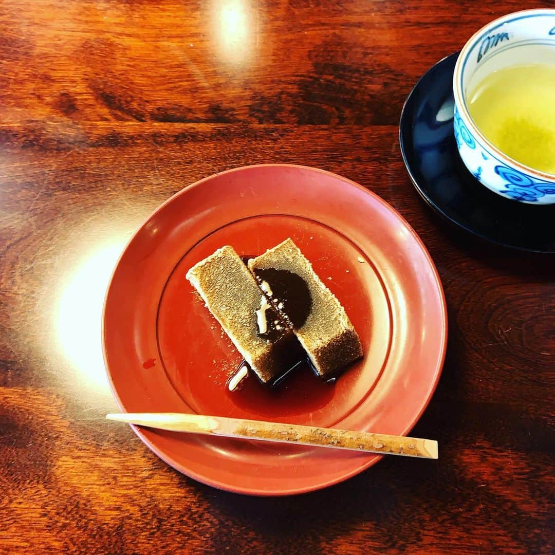 志摩有子さんのインスタグラム写真 - (志摩有子Instagram)「せっかく葉山まで来たので、日影茶屋でお弁当。お庭を眺めながらの優雅なひととき。このところ時間に追われてすり減っていたけど。こういう時間はやっぱり必要。 #日影茶屋 #日影弁当」12月10日 15時07分 - ariko418