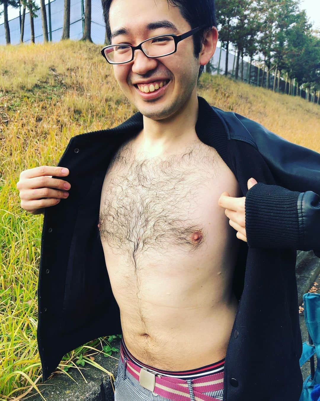 あつひろのインスタグラム：「ゴスケの前と後ろ  #ゴスケ #ダンディー #漢 #男らしさ #イタリアでモテる #男性ホルモン受信中 #毛量多め #胸毛 #背毛 #せな毛 #ボーボー」
