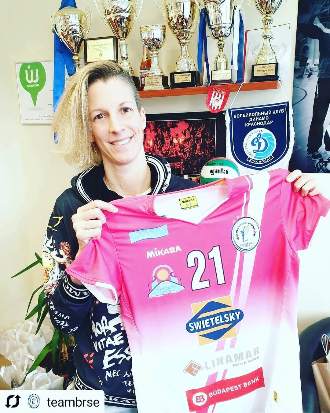 ミア・イエルコフのインスタグラム：「Here we go. New chapter, ALL PINK 😉🤗 #teamBRSE」