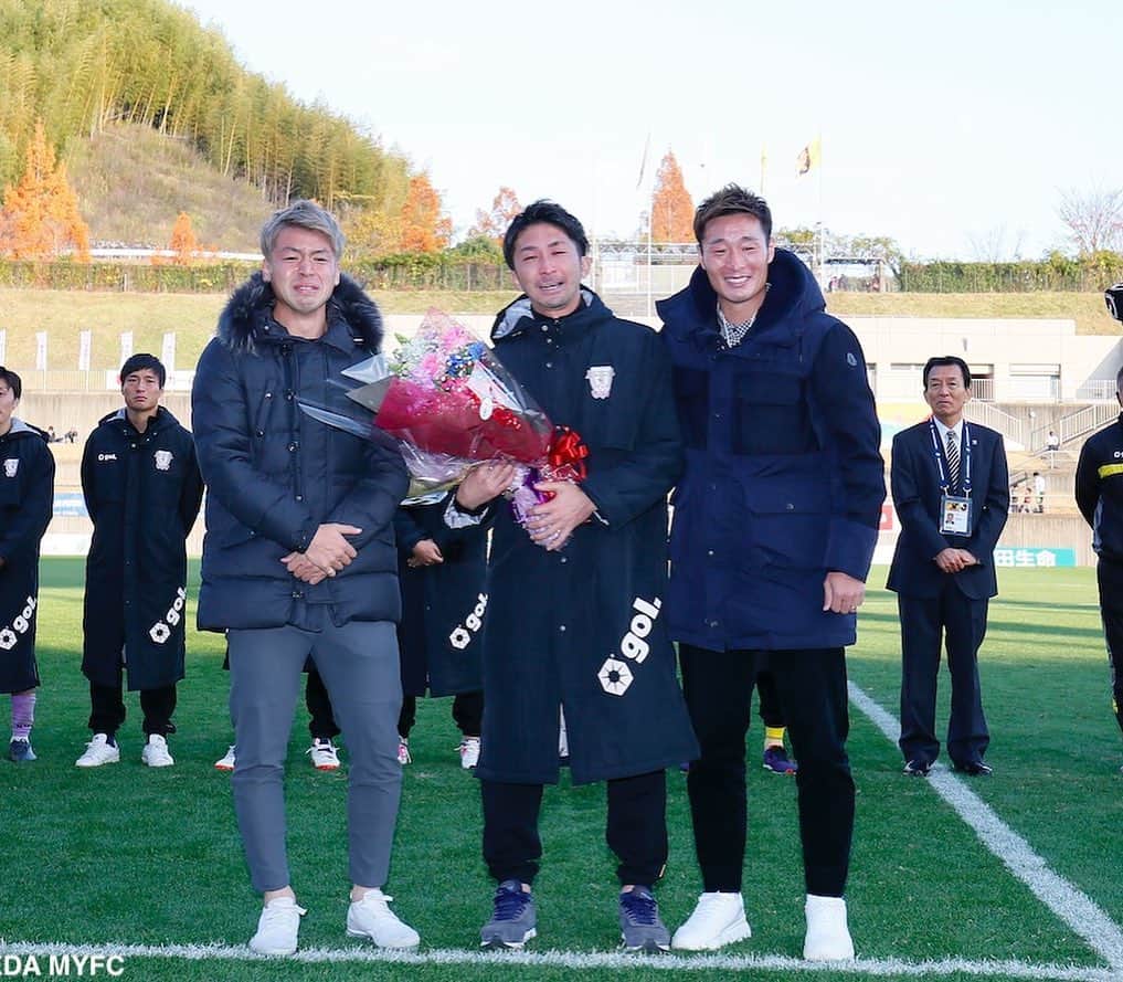 田上大地のインスタグラム：「12月8日を最後に養父さんが現役を引退しました！ そして、13年間のプロサッカー選手生活、本当にお疲れ様でした！ 養父さんとの思い出を振り返れば長くなること間違いなしなので簡潔にまとめたいと思います！笑 . 養父さんはプロサッカー選手とはなにか全て教えてくれました。 なんでも相談できて、真剣な話も、ふざけた話も、同じ目線で話すことができて、師匠というか、アニキというか、、、 本当に尊敬できる人でした！ 奥さんとも、子供とも仲良くなって、長崎の独身時代の頃は、慶太と一緒に養父さんの奥さんの手料理を食べにしょっちゅう行ってたし、遠慮しないで自分家のみたいにしてーみたいな感じが大好きでした😂笑 そんな家族のような人の引退セレモニーに参加して、もう裏で隠れてる時に、すでに俺と慶太は養父さんの涙を見て泣いてました😭 それにしても、慶太、泣きすぎな🤣笑 . たくさんの関わってきた方々がいる中で、自分が最後のセレモニーに参加することができて本当に幸せでした！ 今回、セレモニーに呼んでくれた養父さんの奥さん、そして、セレモニーに関わっていただいた藤枝MYFCの関係者様、本当に感謝しています。 ありがとうございました😊 #養父雄仁 #川崎フロンターレ #ヴァンフォーレ甲府  #ロアッソ熊本 #vファーレン長崎  #藤枝myfc  #現役引退 #田上大地 #中村慶太 #清水エスパルス #柏レイソル #kashiwa #reysol #お疲れ様でした」
