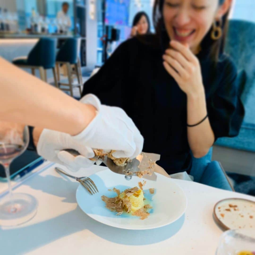 我謝レイラニのインスタグラム：「料理教室行ってきたよー(*´罒`*) 今回は初めましての #レストランファロ資生堂 さん🍴 #白トリュフ もっとかけて〜のリクエストしてみたら本当にたくさんかけてくれた♡ 能田シェフ優しかった⁎ˇ◡︎ˇ⁎ こんなリクエストしたの私だけだって🤣 時には #図々しさも必要 #言ってみたもん勝ち(๑•̀ㅂ•́)و笑 嬉しすぎて #しわ全開 #笑顔満点 💯 全部美味しかったけど #ヴィーガンボロネーゼ の #タピオカ粉のパスタ 美味しかった😋」