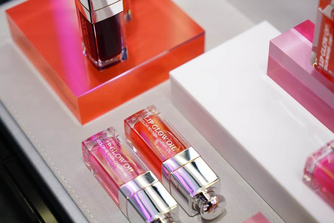 大友花恋さんのインスタグラム写真 - (大友花恋Instagram)「Diorから1月1日に新しく発売されるオイルティント。 色はもちろん、ころんとした形まで可愛い。ドキドキする。  #リップグロウオイル @DIORMAKEUP @DIOR」12月10日 20時40分 - karen_otomo