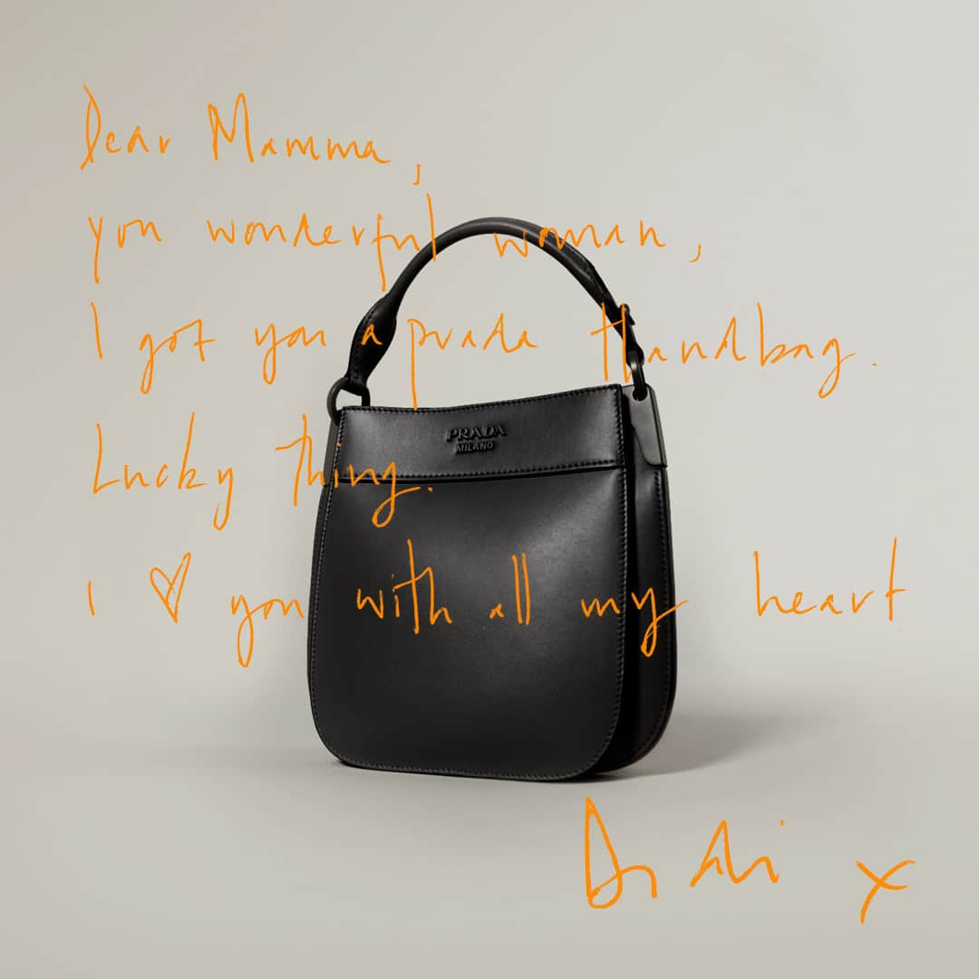 プラダさんのインスタグラム写真 - (プラダInstagram)「The #PradaMargit will make the perfect gift for someone on #KesewaAboah’s holiday list. Keep watching to see #Prada friends #unbox #PradaGifts and give them to loved ones in #PradaGiftToGive. - Discover more via link in bio.」12月10日 20時40分 - prada