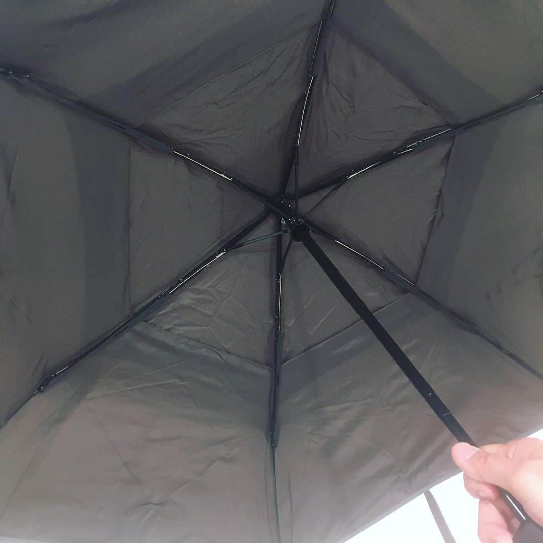 GLOWさんのインスタグラム写真 - (GLOWInstagram)「クリスマスギフトを探す時期…。 TUMIの展示会でステキな物を見つけました❗️ それは風で傘がめくれない、風抜けがついた折りたたみ傘！ TUMIの隠れた名品だそうな。傘の上にもうひとつ傘の布を貼ったようなデザインで、風が抜けて行くのでべろんとめくれないそう。 ちょっと大きめサイズでメンズ仕様なので、ギフトとして推薦します🌂 傘もコートと同じで、必要と思う前に購入しておきたいな、と思いました☔️ 春の新作も心がぽっとなるような花柄やピンクで、大人が持ってしっくり上品なバッグ揃いでした！ #tumi  #2020ss  #傘  編集h」12月10日 15時12分 - glow_tkj