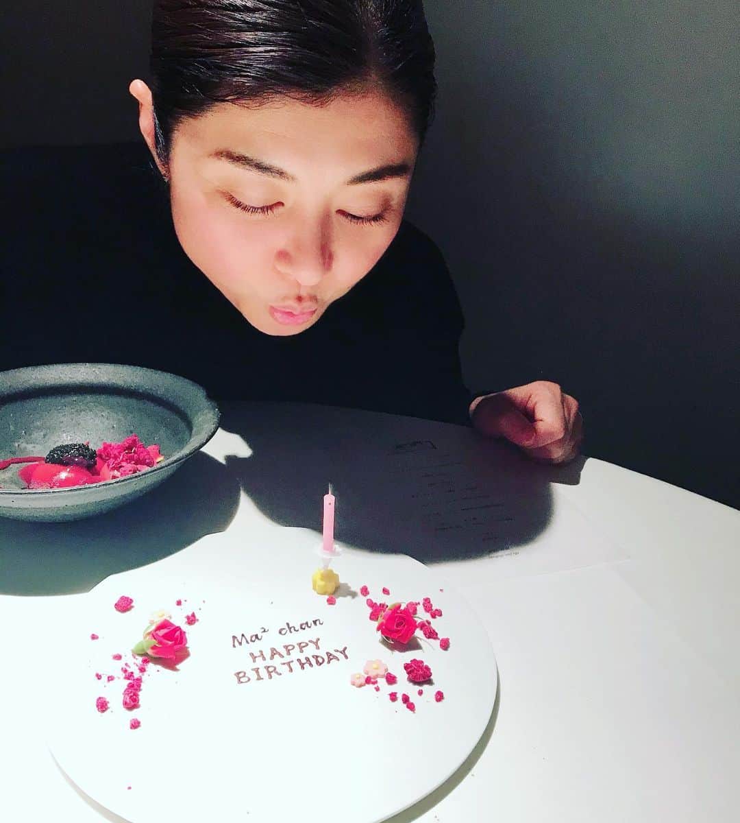 間々田佳子のインスタグラム：「お友達がお誕生日🎂のお祝いをしてくれました！ 嬉しいっありがとう💕 来年またがんばるぞ！  いつもありがとう😘🎂💕 二人とも忙しく… 忙しいことは良いことだ 私の誕生日は一応5月🤣💦」