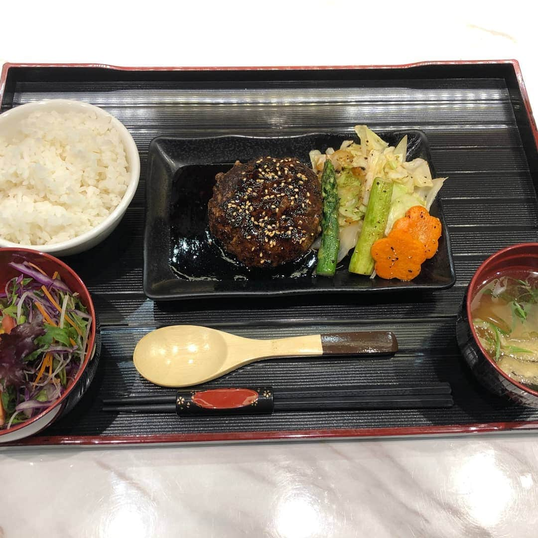 Japan Food Townのインスタグラム：「【New Weekday Lunch Set at "Bonta Bonta" in Japan Food Town】  Great News from "Bonta Bonta" in Japan Food Town. Varieties of NEW Lunch Set are available from Mon to Fri (except Piblic Holidays) during lunch time (11:00am - 17:00pm) NOW!! Teriyaki Hamburger Set will be the one of the recommendation you to enjoy it as affordable price @$13.80 (Usual Price $19.80) also, you can enjoy Green Tea (Hot or Cold) ONLY additional @$1.00 with ordering any set menu during lunch time.  Which lunch would you enjoy today? Check this picture and find affordable yummy lunch for your Weekdays!! Japan Food Town is located at 435 Orchard Road, Wisma Atria Unit 04-39/54. Bonta Bonta is located at Wisma Atria #04-39 in Japan Food Town. 【「ぼんたぼんた」にNEWウィークデーランチセットが種類の豊富にリーズナブルに登場】  Japan Food Town内の「ぼんたぼんた」から素敵なお知らせです。種類も豊富で美味しい、そしてリーズナブルに召し上がれるウィークデーランチセットがご利用頂けます！こちらのランチセットは月曜日〜金曜日（祝祭日は除きます）のランチタイム（11AM〜17PM）限定でお楽しみ頂けます！  中でもおすすめは照り焼きハンバーグセット！照り焼き味が最高のハンバーグセットがなんと$13.80（通常価格$19.80）でお召し上がり頂けちゃいますよ！加えてランチタイムにセットメニューをオーダーいただくと$1.00の追加でグリーンティー（冷たい、温かいグリーンティーからお選び下さい）もオーダー出来てとってもお得です！  さあ、みなさんはどのランチセットを最初に召し上がりますか？ こちらの写真で一番に召し上がるランチをチェックしてね！ ウィークデーのランチはJapan Food Townの「ぼんたぼんた」で決まりっ！  Japan Food Townは435 Orchard Road, Wisma Atria Unit 04-39/54にあります。 ぼんたぼんたはJapan Food Town内、Wisma Atria #04-39にあります。  #bontabonta #japanfoodtown #japanesfood #eatoutsg #sgeat #foodloversg #sgfoodporn 　#sgfoodsteps #instafoodsg #japanesefoodsg #foodsg #orchard #sgfood #foodstagram 　#singapore #wismaatria #teriyakihamburg #oyakodon #kurobuta #karaage #gyudon 　#grilledchicken #lunchset」