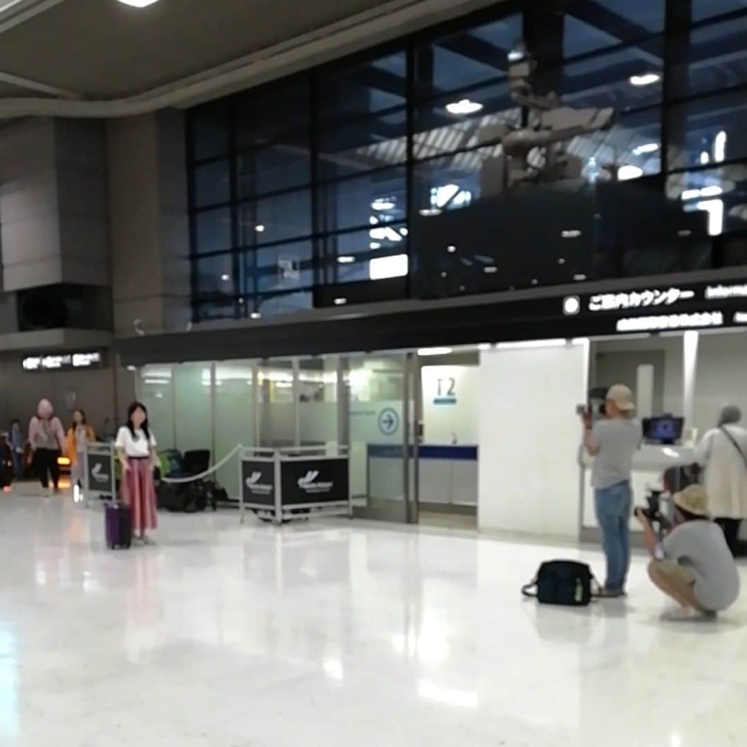 ネット専用海外旅行保険たびほのインスタグラム：「年の瀬なので写真の棚卸 7月にフィリピンのマニラ／セブで撮影したプロモーション動画で、出発前の成田空港での撮影風景📹 . もちろん空港に撮影許可を得ています✈️ . #海外旅行保険 #tabiho #たびほ #フィリピン #マニラ #セブ #旅行好きな人と繋がりたい #海外旅行」