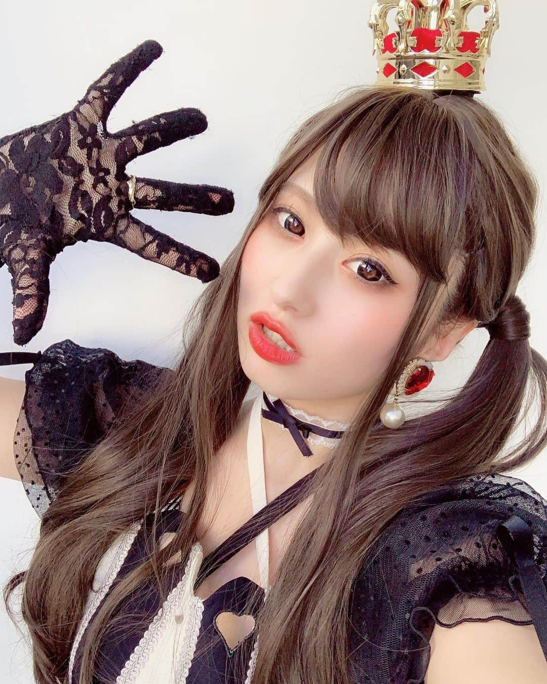 成瀬心美さんのインスタグラム写真 - (成瀬心美Instagram)「♠️❤️ . . わーい！ . 今日はカレンダーの発売日！ . . おめでとうー！ ア〜〜〜アモ〜〜〜レャ〜〜ハンッハ〜〜〜🎉🎊🎉🎊🎉🎊🎉🎊 . . 購入してくださった方には これからどんどん お届けされていくと思いますので ぜひお楽しみに😘！ . . 今日から少しずつ 衣装も公開していくね！ . . これはトランプの女王かな？ . 初めてのつり目メイクなのだけど 我ながら めっっっっちゃ生意気(そう！！)🥺 . そう！だからね。笑 . . このページも とても素敵に仕上がってますので お楽しみに☺️ . . 先着でサイン付きカレンダーもあるよ！ https://twjbooks.stores.jp/items/5deb79ba5b18a53fd88eab55 . . #doll #calendar #calendar2020 #2020 #lolita #lolitafashion #instagram #instagood #instapic #followme」12月10日 15時46分 - coco3ndazo