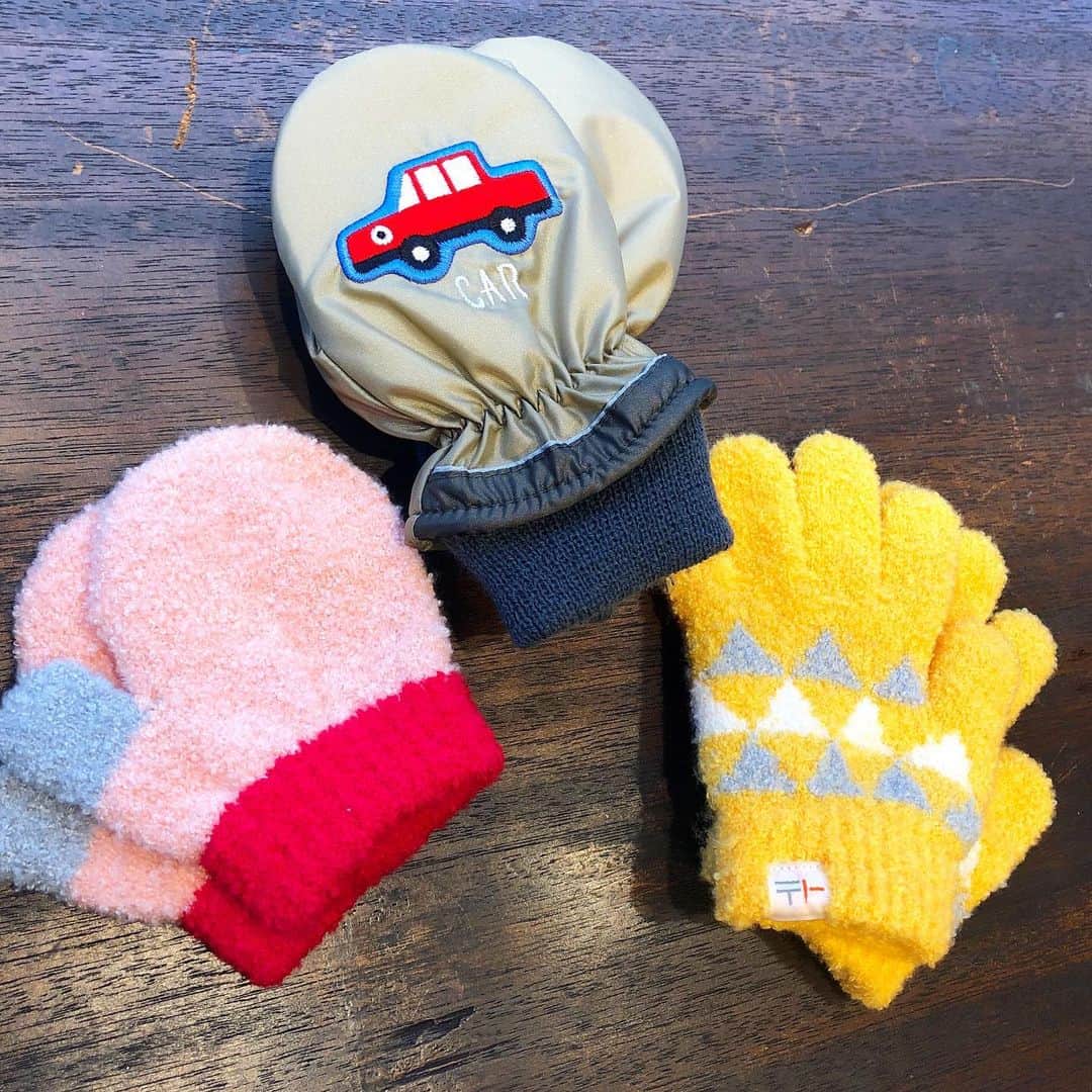 のインスタグラム：「＜tet. POPUP SHOP＞ ブランドを通して手袋産業を活性化させる活動に取り組んでいる、香川県東かがわ市で作る手袋や手にまつわるオリジナル商品を手がける＜tet.（テト）＞。 . 今年も「BEAMS JAPAN 新宿店」にて ＜tet.＞の魅力が詰まったPOPUP SHOPを開催中です！ . 会期中は通常取り扱いのないメンズ、ウィメンズ、キッズの手袋をモアバリエーションで展開する他、 12色展開の＜ビームス ジャパン＞別注ロゴの手袋も登場するなど豊富なラインナップをご用意。  機能性・デザイン性に富んだ＜tet.＞の手袋を 是非店頭にてご覧ください。  BEAMS JAPAN 1F ☎︎ 03-5368-7314 #beams  #beamsjapan  #beamsjapan1st  #ビームスジャパン #新宿 #新宿三丁目 #日本製 #madeinjapan #香川県 #tet #手袋 #グローブ #glove」