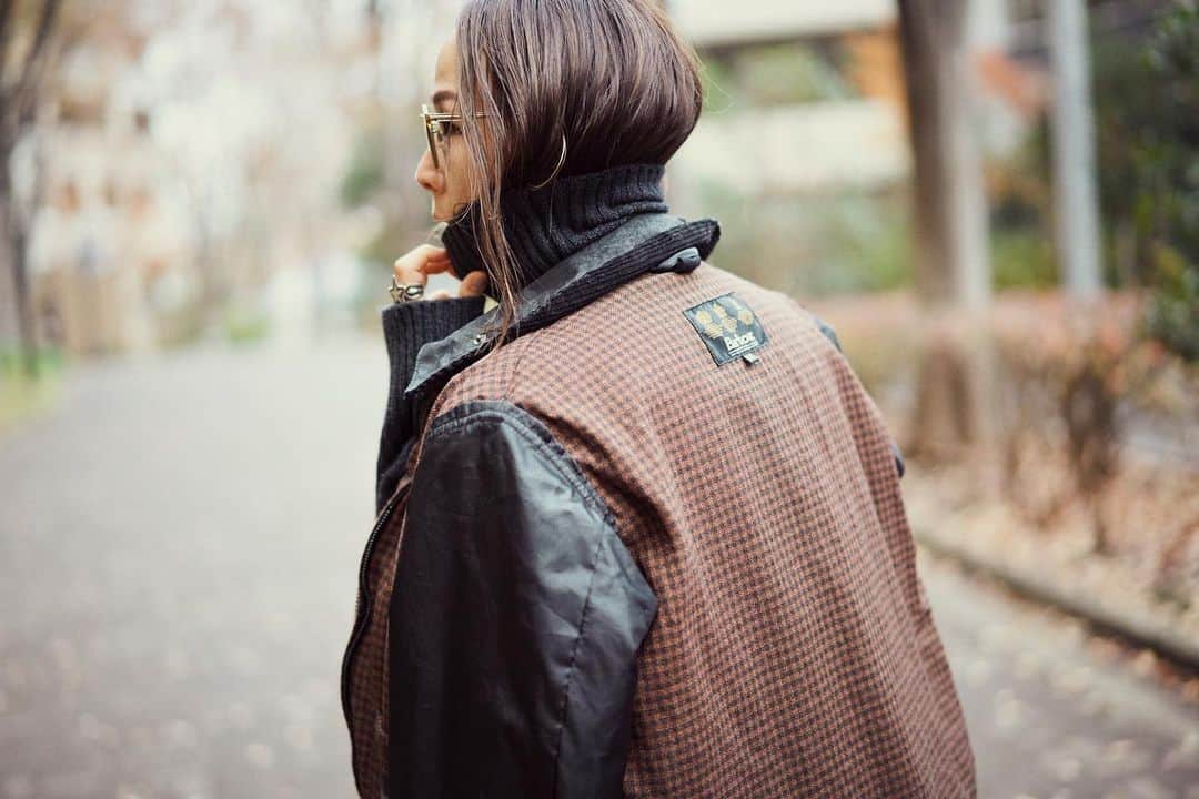 のインスタグラム：「あまのじゃくなひとの作るメンズの服が好きです。  @stylistshibutsu #裏バブアー #スタイリスト私物」