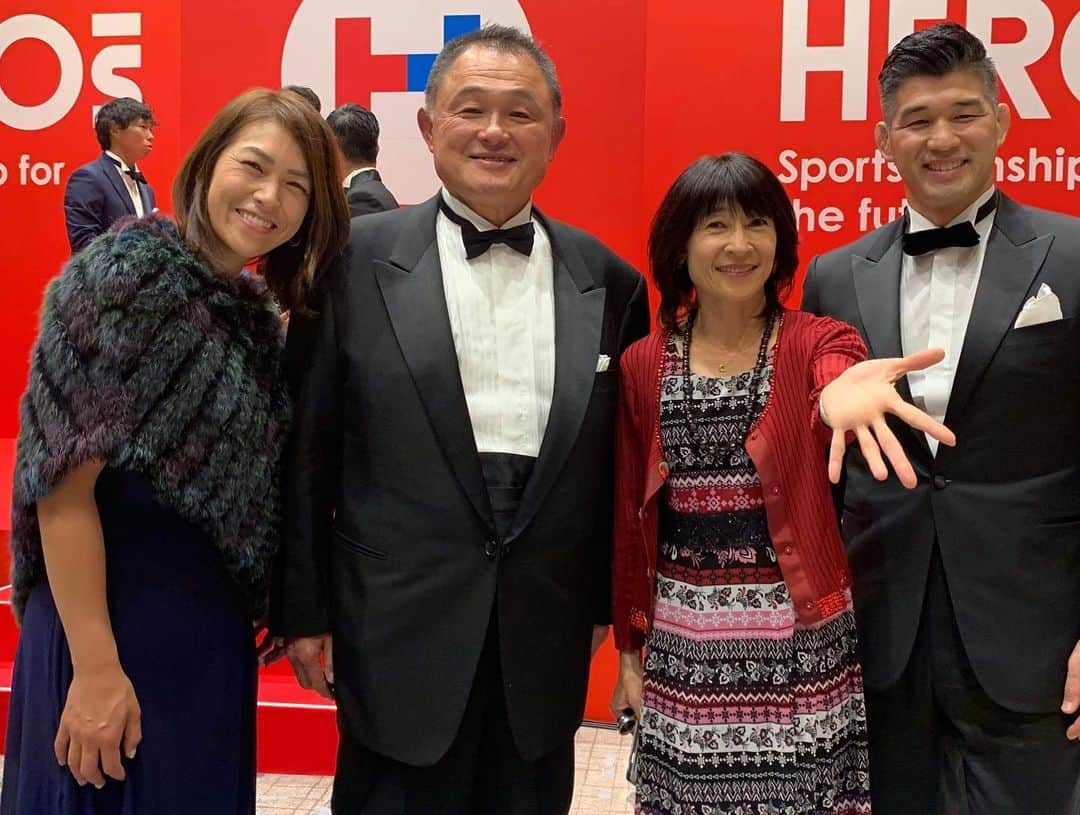 山田幸代さんのインスタグラム写真 - (山田幸代Instagram)「Hero’s award 2019に招いて頂き、素晴らしい会に参加させてもらってきました。 表彰された4組の皆様、そして、特別賞を取られた山下先生はじめメンバーの皆様。 本当におめでとうございました。  サッカー選手の巻さんのスピーチで涙し感動いたしました。 また、テーブルで隣同士でずっと、いろいろな話をしていただいた中田英寿さん。 本当にたくさん勉強になりました。 素晴らしいこのHero’s Awardは世界の中でも無いほど、スポーツ選手たちが力を合わせて、世の中に恩返しをしたい、世の中の役に立ちたいと立ち上がっています。 この仕組みを考え実行してくださる中田さんには尊敬しかありません。  たくさんのアスリートの皆さんや、日本を支えていらっしゃる日本財団様はじめ企業の皆様にお会いできて、勉強させていただき、熱い想いを共有し会えた時間を本当に幸せに感じます。  私も、もっと社会に貢献できるよう精進してまいります。  素晴らしい時間でした。 2019年12月9日 Hero’s Award  #herosaward  #athlete  #社会貢献  #世界にために何ができるか #熱く #行動  #実行  #感謝  #日本財団  #中田英寿」12月10日 15時56分 - lacrosseplayer_sachiyoyamada