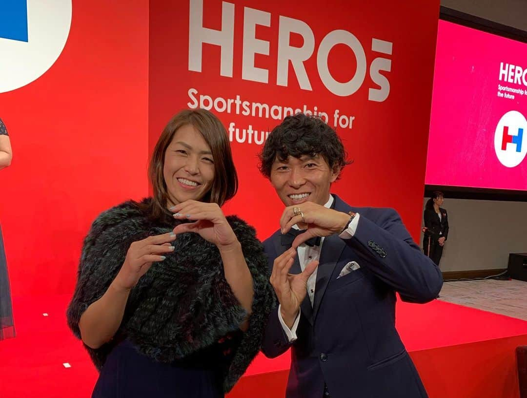 山田幸代さんのインスタグラム写真 - (山田幸代Instagram)「Hero’s award 2019に招いて頂き、素晴らしい会に参加させてもらってきました。 表彰された4組の皆様、そして、特別賞を取られた山下先生はじめメンバーの皆様。 本当におめでとうございました。  サッカー選手の巻さんのスピーチで涙し感動いたしました。 また、テーブルで隣同士でずっと、いろいろな話をしていただいた中田英寿さん。 本当にたくさん勉強になりました。 素晴らしいこのHero’s Awardは世界の中でも無いほど、スポーツ選手たちが力を合わせて、世の中に恩返しをしたい、世の中の役に立ちたいと立ち上がっています。 この仕組みを考え実行してくださる中田さんには尊敬しかありません。  たくさんのアスリートの皆さんや、日本を支えていらっしゃる日本財団様はじめ企業の皆様にお会いできて、勉強させていただき、熱い想いを共有し会えた時間を本当に幸せに感じます。  私も、もっと社会に貢献できるよう精進してまいります。  素晴らしい時間でした。 2019年12月9日 Hero’s Award  #herosaward  #athlete  #社会貢献  #世界にために何ができるか #熱く #行動  #実行  #感謝  #日本財団  #中田英寿」12月10日 15時56分 - lacrosseplayer_sachiyoyamada