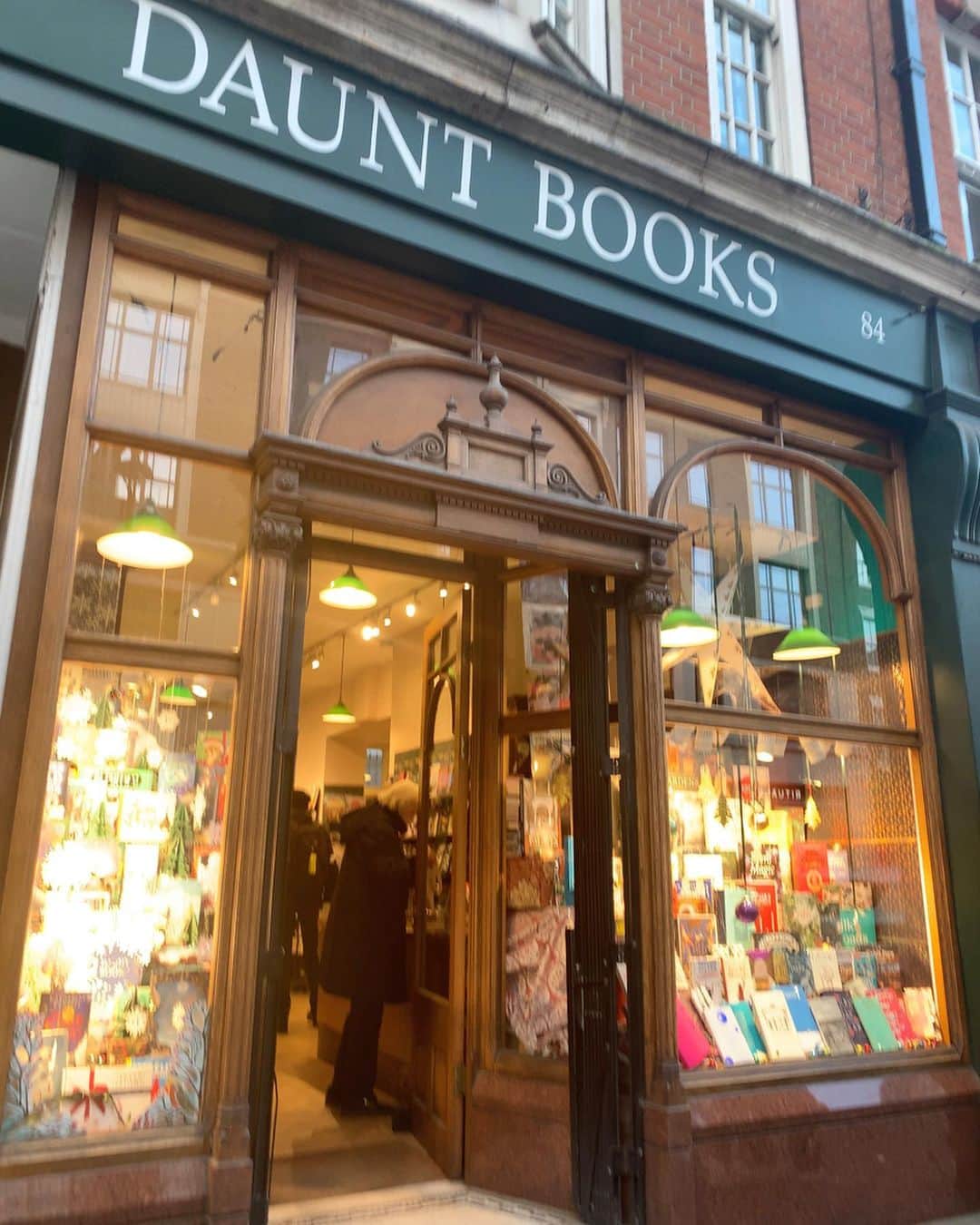 伊藤友季子さんのインスタグラム写真 - (伊藤友季子Instagram)「🇬🇧 An Edwardian bookshop in Marylebone. It is said to be the first custom built bookshop in the world. ドーント・ブックスはエドワード朝様式のお洒落な本屋さん📚世界で初めて、本屋さんとして建てられたお店だと伝えられています。 もともとトラベル本を専門としていたそうで、世界中の本が地域ごとに所狭しと並んでいました。 時間がなくてゆっくりできなかったけど、お店の雰囲気を味わえて良かった☺︎ 映画に出てきそうなお洒落な店内は居心地よくてずっと本を見ていたくなりました！📕 –––––––––––––––––––––––––––––––––––––———— #バレエ #ballet #バレエスタジオ #バレエ教室 #バレエダンサー #バレエ講師 #クリスマス #christmas #ロンドン #英国 #london #dauntbooks #marylebone #ドーントブックス #本屋 #本屋さん」12月10日 15時58分 - yukiko_xx