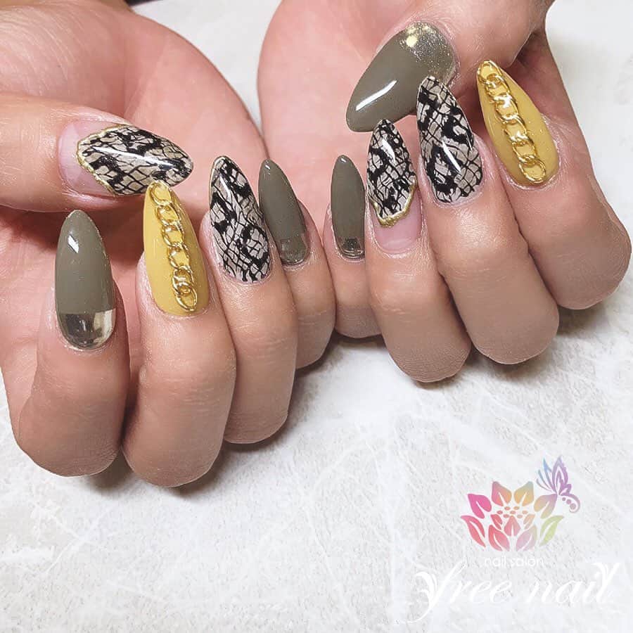 free nail フリーネイルのインスタグラム：「. お客様ネイル💅🏻❄️ . パイソンネイル🐍💫 . 今年のトレンド🌝💗 . スワイプして動画も見てね☝︎⇨︎🎬✨ . ご来店ありがとうございました🙇🏻‍♀️🙇🏻‍♀️🙇🏻‍♀️💗 . #ネイルアート #ジェルネイル #ネイルサロン #大阪ネイルサロン #ネイルデザイン #ネイルチェンジ #パイソンネイル #パイソン柄 #ミラーネイル #チェーンネイル #カーキネイル #イエローネイル #デザインネイル #トレンドネイル #大人ネイル #ロングネイル #冬ネイル #winternails #nailsart #nailsdid #美甲 #日式美甲 #日式美甲胶 #日本美甲师 #日本美甲老师 #美甲上课 #日本胶 #フリーネイル #freenail」