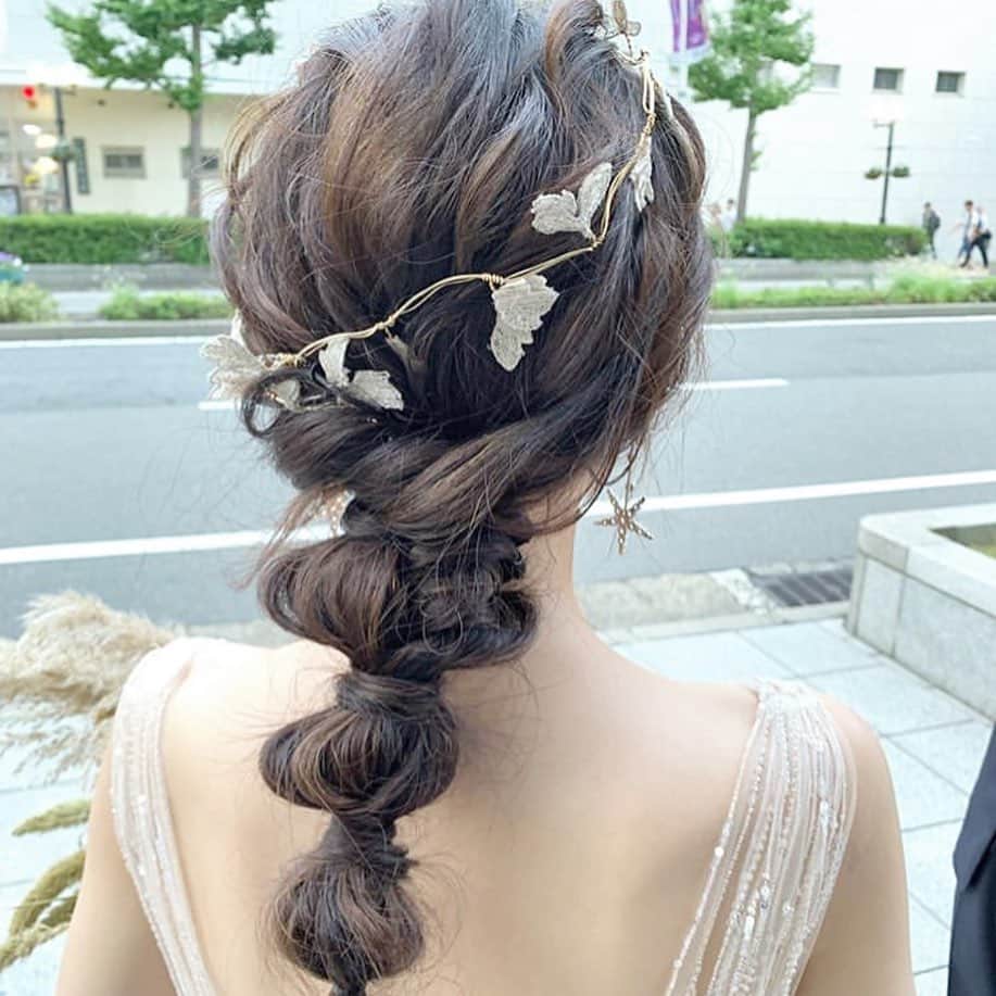 のインスタグラム：「. ====================== #みんなのウェディング をつけてお写真を投稿してください📸💕 素敵な投稿は記事内や公式IGで ご紹介させていただきます♡ ====================== . ドレスショップの方にオススメされた、こちらのヘッドドレス🧖‍♀️✨ ．  #amsale のドレスにも、玉ねぎヘアにもとってもよく似合っています☺️❣️ . ドレスコンセプトが、「forever modern」のアムサーラ。 . 永遠に愛される、シンプルでモダンなデザインにマッチするヘアアクセサリー💕 . 一目惚れアイテムだったけれど、似合うか不安で何度も試着してはキャンセルを繰り返していたそう…💦 . 最後はドレスショップの方が押してくれて、決断👍 . 結果、選んでいなかったら絶対後悔していた❗️とまで思ったそう💐 . 挙式のアップスタイルとの変化も🥰 . 結婚式は決断の連続❣️ . 悩みに悩んでしまったら、プランナーさんやドレスショップ、メイクさんetc…その道のプロに相談してみるのが良いかも💓 . 自分では考えつかなかったアイデア💡を教えてくれるかもしれません😌 . . . @nagi_411 さんのpicを ご紹介させていただきました 👰🏻🤵🏻💒✨ ありがとうございます 😊💕 . . . **************************************** 結婚式準備に役立つ情報毎日更新中🎉 詳しくはプロフィールリンク🔗をcheck❣️ . . 👉結婚式場の口コミや本当の費用明細は 《みんなのウェディングTOP》へ💓 . 👉結婚式準備に役立つアイデアは 《みんなのウェディングの記事を読む》へ💓 . 👉「こんなときみんなはどうしたの？😢」 みんなに意見やアドバイスをもらいたい花嫁さんは 《花コミュ》へ💓 . . ****************************************. . . #プレ花嫁 #結婚準備 #結婚 #ブライダル #卒花 #卒花嫁 #結婚準備 #2020冬婚 #2020春婚 #2019夏婚 #2019秋婚 #大人婚 #挙式演出 #トリートドレッシング #アムサーラ #revelbyveiltrends #花嫁ヘア #花嫁アクセサリー #花嫁髪型 #thetreatdressing #オリエンタルホテル #orientalhotel #神戸花嫁 #関西花嫁」