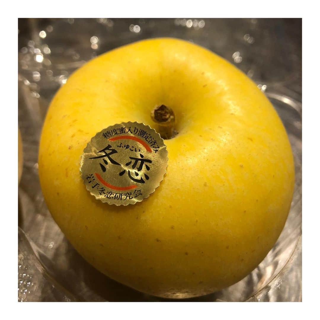水沢史絵さんのインスタグラム写真 - (水沢史絵Instagram)「黄色いリンゴ、初めて食べた！！ 蜜いっぱいですごい甘いの😍💕 #岩手  #冬恋」12月10日 16時12分 - mizusawafumie