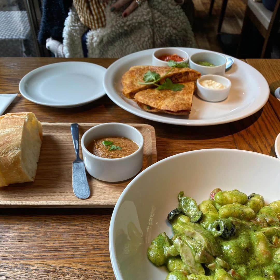 長谷川あやさんのインスタグラム写真 - (長谷川あやInstagram)「👧👧👧 #cafe #lunch #ivyplace #あや飯 ・ ・ ・ 『パンケーキが美味しいらしいよ😍？』 とかいいながら全然違うもの注文する私達👧✌️笑 ・ 年も同じだしおちびの月齢も近くて 最高の息抜きタイムだった💛」12月10日 16時22分 - ayasuke_0516