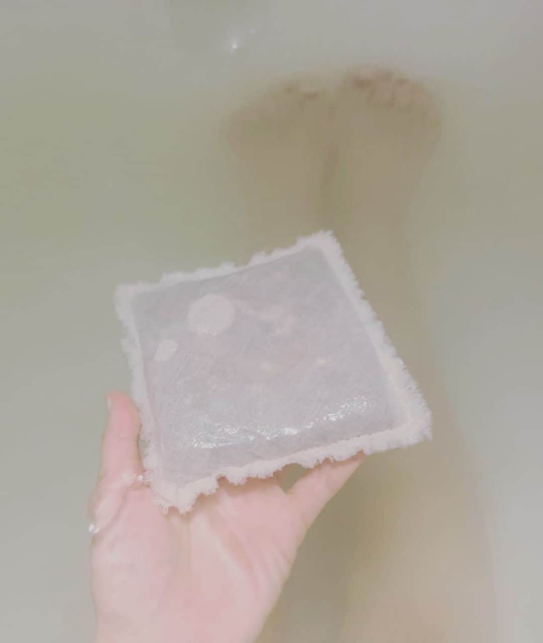早坂香須子さんのインスタグラム写真 - (早坂香須子Instagram)「台北にある中医学診療所・漢方薬局の意一堂の真珠の粉。  飲用と、お手持ちの化粧水やセラムに混ぜて使う外用があります。 わかりやすい効果効能はシミ・シワ・くすみ。  台北にある意一堂を訪れたのは今年の春のこと。  ゆみえちゃんがお土産でくれた漢方入浴剤が忘れられず、台北まで遠征したのです。  その時に大量の入浴剤と共にこちらの真珠を購入していたのですが、今ひとつ効果が分からず放置すること半年以上。  先日、意一堂日本法人からのお誘いで漢方ワークショップに参加し、やっと効果的な使い方を知り、今ではネロリラのセラムに混ぜて毎日使っています。  そもそもネロリラのセラムには国産の真珠が入っているのですが、めちゃくちゃ相性が良くてびっくりです。 化粧水だと塗った後にムラが出ることもあるけど、セラムは均一にのびるよ！ 肌のキメが整い、くすみがとれる。凄くいい感じ。  飲用は付属のスプーン2杯を舌下から吸収させます。  意一堂日本が出来たことで、日本語でオーダーしてオンラインで注文してすぐに届くようになりました！  妊活、流産後、産後の養生セットもオンラインで購入可能です。日本では流産後や産後は病気じゃないからすぐに復帰したり、子育てに追われる傾向があるけど、漢方医学の地域は”その後”のケアを大切にします。 カラダは一生付き合う大切な相棒。産んだら終わり、生理上がったら終わりじゃないんだよね。  そこにとても共感しました。  @essentia.official #意一堂  #nerolilabotanica #ネロリラボタニカ #中医学 #漢方 #入浴剤は暖まりと美肌効果❤︎ #早坂おススメ #内外美容」12月10日 16時27分 - kazukovalentine