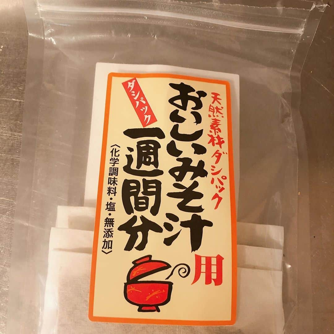 RIKACOさんのインスタグラム写真 - (RIKACOInstagram)「. オーガニック素材で手作りした味噌😊 我が家の基本〜 塩分も調整出来るし優しい味になるからもうやめられない😆 . タッパーに切って保存した椎茸、カブ ジップロックのネギ(いつでも使えるように冷凍にしてある) これらは 静岡からお取り寄せ @refs_yaoya  から😘 お米はミルキークィーンでこれもオーガニックだよ👌 . おススメのお味噌のダシ のせておいた👍 . ランチの内容は . 白米 味噌汁 ワサビもずく 梅干し3種 セロリ漬物 鮭 鮭以外はオーガニック (有機栽培の食材です #お家ランチ #和食ごはん #有機栽培 #有機栽培野菜  #有機栽培味噌 #有機栽培梅干し #オーガニック #organic  #優しい食材 #rikacotable  #rikaco_fashion  #❤️ 上手く野菜を保存すると長く持つし早くなんでも作れるよー☺️ #暮らしを楽しむ  #暮らしのアイデア」12月10日 16時37分 - rikaco_official