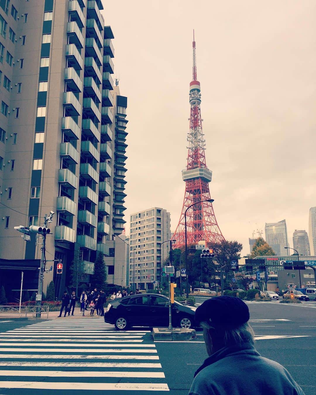 のインスタグラム：「それがどの国だろうが、今いる自分の場所は本当にいるべき場所やいたい場所じゃなくて、世界のどこかにそうした場所があるはず…。本能的な開拓精神があるからなのか、人はまだ見ぬ世界にロマンを感じる。  けれど、どの場所も生活にひとたび組み込まれれば、ここではない場所のここになる。  世界のどこにもない場所。  からっぽの既視感。  私たちは永遠に夢を見るように作られているのかもしれない。  #東京下町時間」