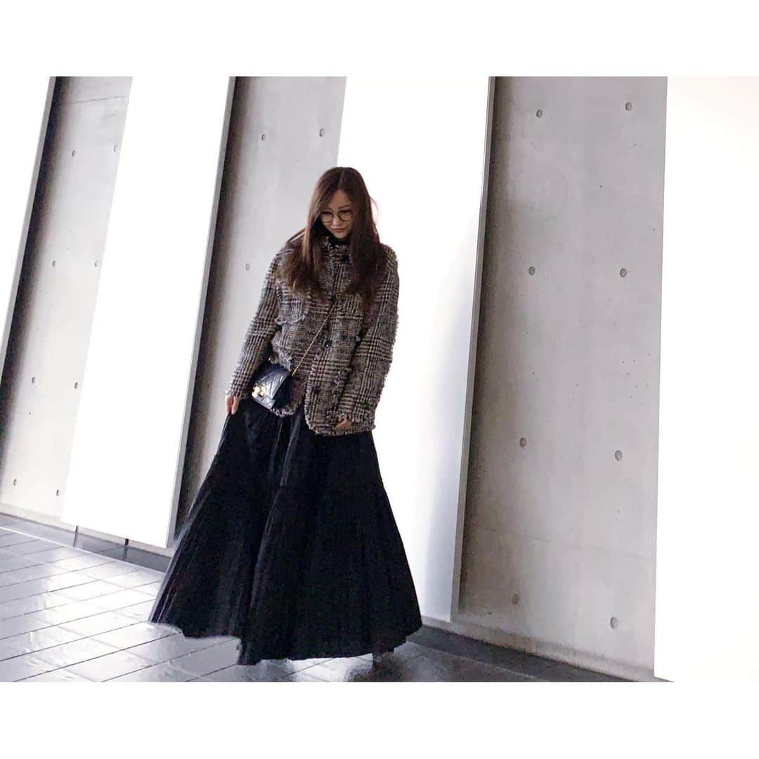 板野友美さんのインスタグラム写真 - (板野友美Instagram)「👗👠 #jaket  @clane_official  #skirt  @fray_id  #bag @chanelofficial  #ootd」12月10日 16時31分 - tomo.i_0703