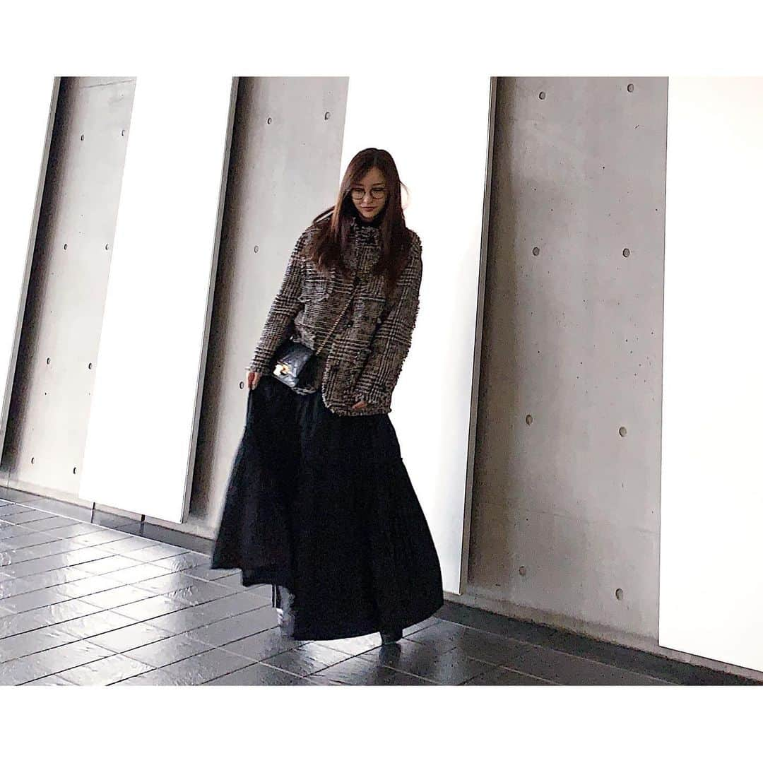 板野友美さんのインスタグラム写真 - (板野友美Instagram)「👗👠 #jaket  @clane_official  #skirt  @fray_id  #bag @chanelofficial  #ootd」12月10日 16時31分 - tomo.i_0703