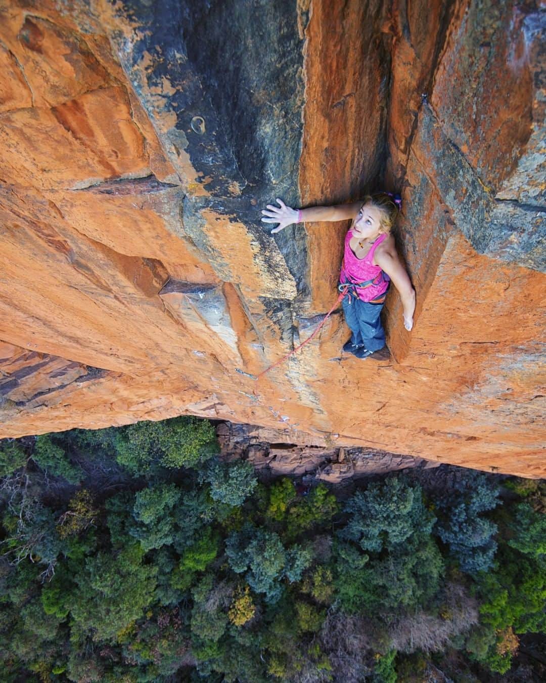 のインスタグラム：「Photo by Keith Ladzinski @ladzinski | Professional climber Sasha Digiulian carefully contemplates her next move on a small ledge while on-sighting a route on the sandstone cliffs of Waterval Boven, South Africa. In the climbing world, an on-sight essentially is walking up to the base of a route with no prior knowledge of it, and climbing it first try without falling or use of aided gear.」