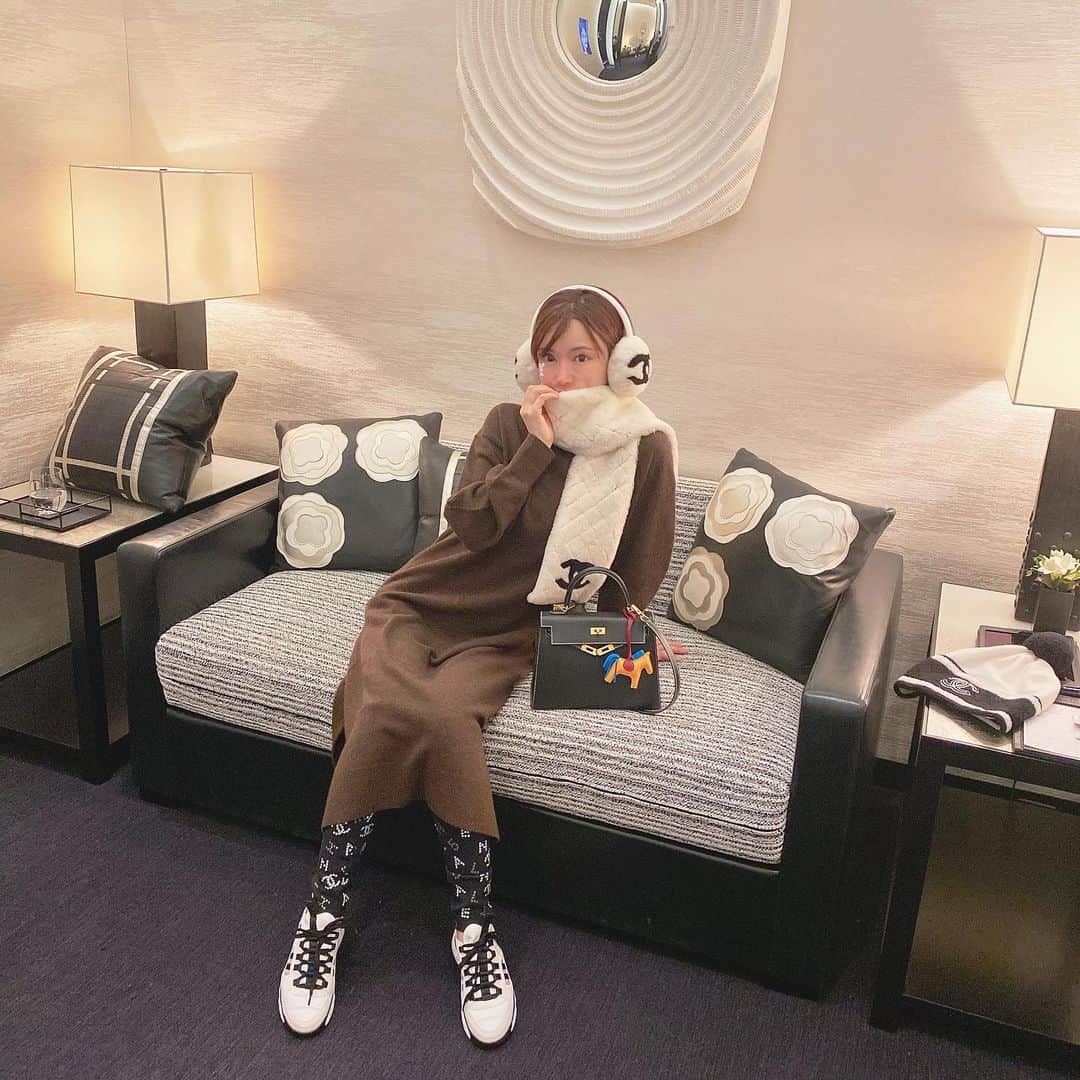 里美ゆりあのインスタグラム：「冬☃️💕 #冬コーデ #chanel #hermes  #スニーカー #スニーカー女子」