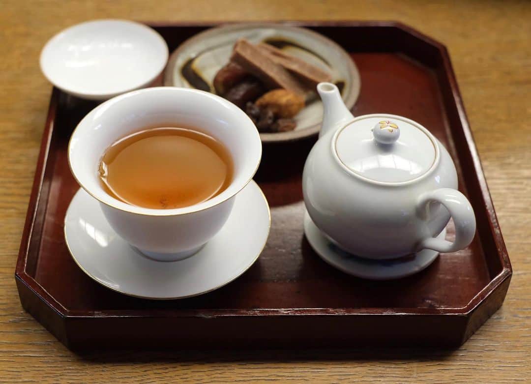 休日課長さんのインスタグラム写真 - (休日課長Instagram)「贅沢な岩茶の空間。 白鶏冠で、至福。  #FUJIFILM X-T30で撮影。 #ひとりティータイム」12月10日 16時47分 - kyujitsu_kacho