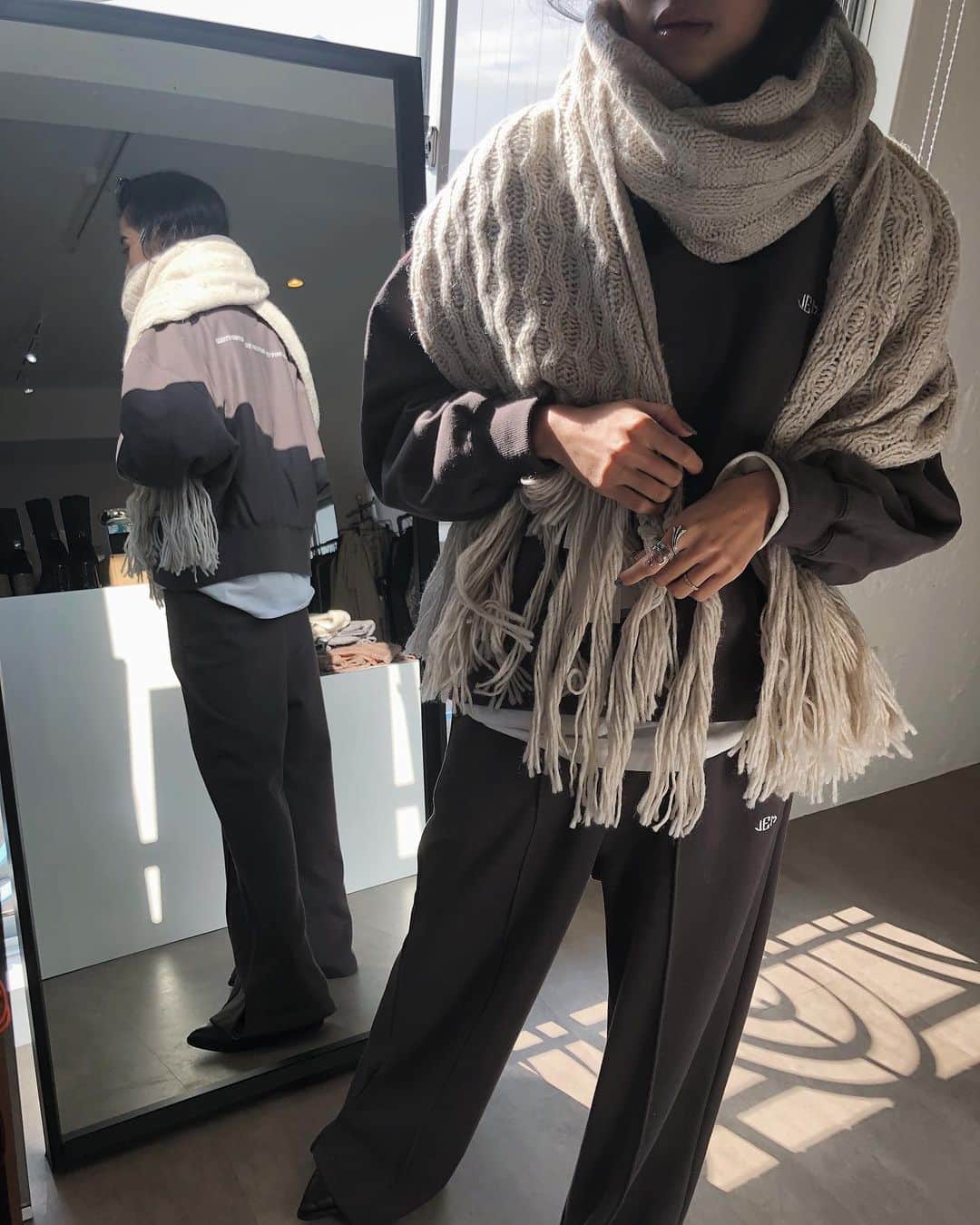 Juriさんのインスタグラム写真 - (JuriInstagram)「スウェットの背中の刺繍がかわいい あったかい日はマフラー合わせてもおすすめです。 #juemi #セットアップ」12月10日 16時48分 - juritakiguchi