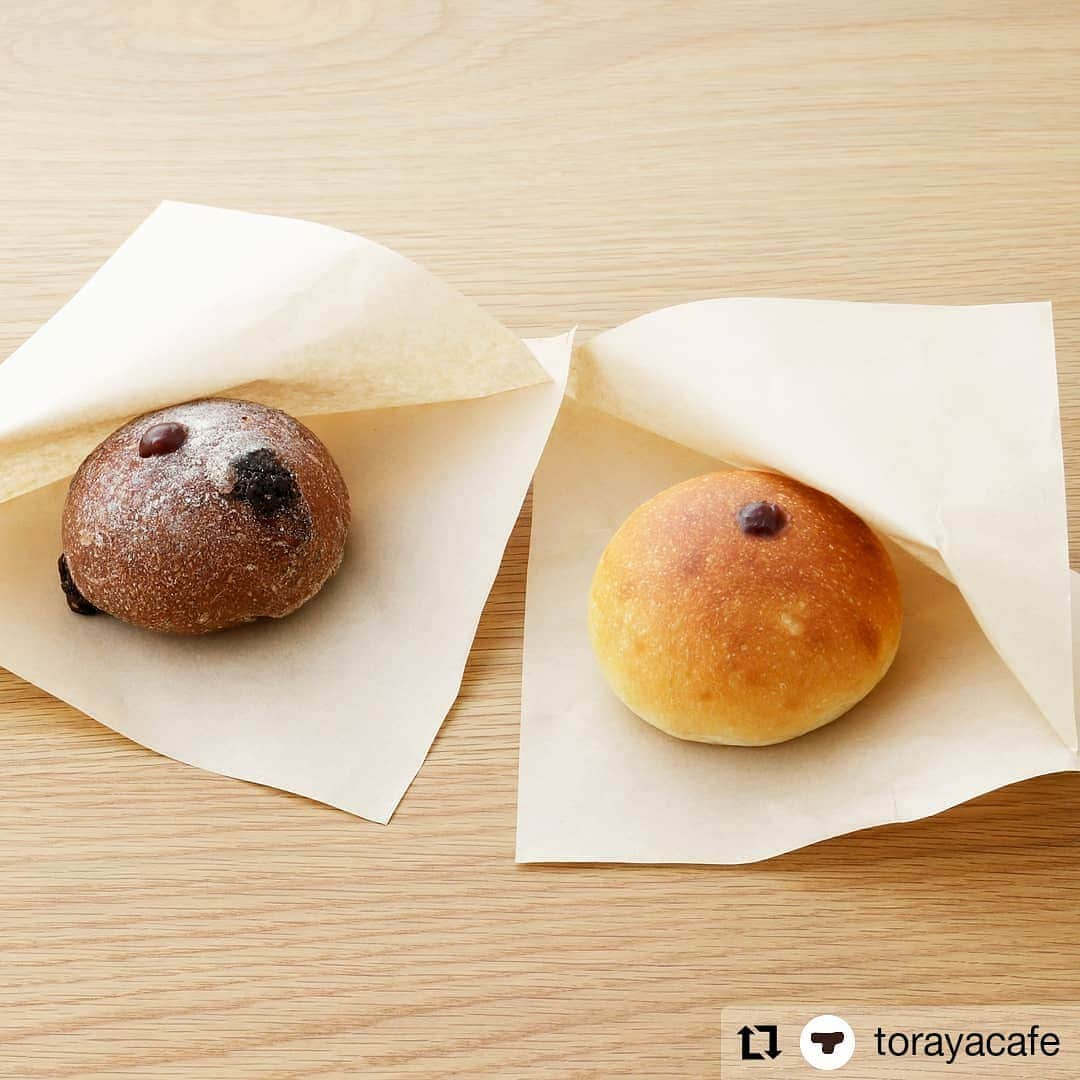 GINZA SONY PARK PROJECTさんのインスタグラム写真 - (GINZA SONY PARK PROJECTInstagram)「#Repost 地下3階 @torayacafe で販売中です。 • • • • • • あんスタンド銀座店限定のあんペースト（シンプル）がたっぷり入ったあんパン。プレーン生地とカカオ生地でご用意いたしました。銀座ソニーパークで12月限定販売です。  あんパン プレーン421円 あんパン カカオ481円  #torayacafe#トラヤカフェ#anstand#あんスタンド#anpaste#あんペースト#ginzasonypark#あんパン」12月10日 16時49分 - ginzasonypark