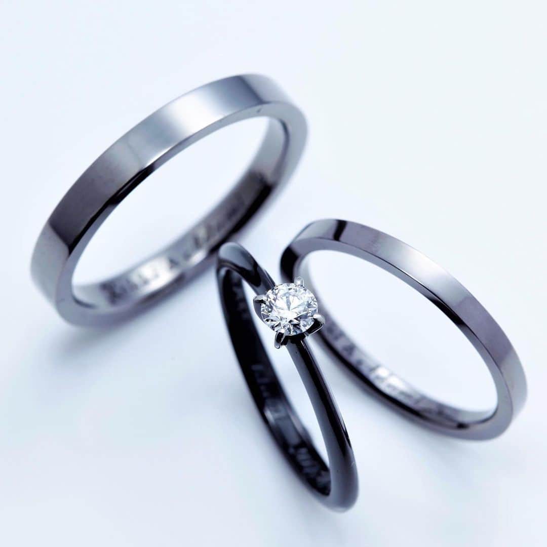 SORA ≪SORA表参道の公式アカウント≫さんのインスタグラム写真 - (SORA ≪SORA表参道の公式アカウント≫Instagram)「@sora_omotesando . 【黒いセットリング】 婚約指輪は「ジルコニウム」の金属に 「ショール」の発色を施し、重厚感のある漆黒に。 結婚指輪は金属の中で最も黒いといわれる 青みを帯びた深いダークグレーが特徴の「タンタル」。 シンプルなデザインながらも ひときわ強い存在感を放つ スタイリッシュなセットリングです。  ジルコニウムもタンタルも硬くて 丈夫な金属なので傷や歪みの心配が少ないほか、 「ふたりの固い絆」を表現するという意味でも 人気の素材です。 . --------------- ▽《Xmas fair》メレダイヤモンドをプレゼント＊* https://www.sora-w.com/contents/event/xmasfair/ ▽SORA公式サイトはTOPのURLからcheck * >>> @sora_omotesando . --------------- ぜひ『 #結婚指輪sora 』のハッシュタグで SORAの写真を投稿してくださいね＊* こちらのアカウントでリグラムさせていただきます♪ . #結婚指輪 #婚約指輪 #指輪 #表参道 #オーダーメイド #プレ花嫁 #ブライダル #ウェディング #手作り #彫金#bridal#wedding #bridalring #ring #tokyo #anniversary  #Jewelry #Marriage #記念日 #ソラ#グラデーション #クリスマスリング #クリスマスプレゼント #タンタルリング #ブラックリング #セットリング #黒い指輪」12月10日 16時50分 - sora_omotesando