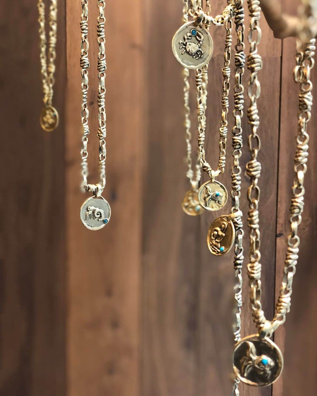 グーセンス パリのインスタグラム：「Zodiac signs medallions inspired by our archives. . . #Goossens #zodiac #sign #yellow #gold #turquoise」