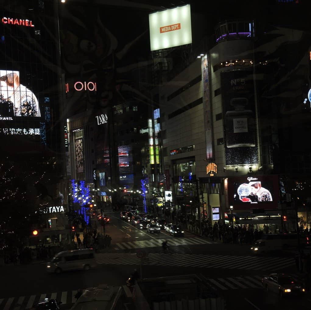 CanCamさんのインスタグラム写真 - (CanCamInstagram)「「シャネル N°5」の屋外広告が渋谷をジャック！  街中をファンタジックに彩るシャネルのホリデーキャンペーンが今年もいよいよスタートしました☆ 新スポットの渋谷駅東口地下広場にはスノードームも出現し、クリスマスシーズンで賑わう街を華やかに演出♡  シャネル色に染まる渋谷の街並みを是非チェックしてみて♪  #シャネル #chanel #渋谷 #shibuya #スノードーム #クリスマス #CanCam」12月10日 16時51分 - cancam_official
