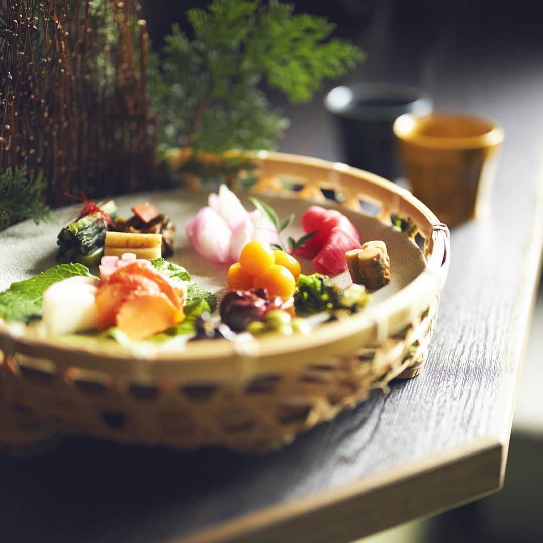 星野リゾートさんのインスタグラム写真 - (星野リゾートInstagram)「【信州のお漬物を食べて、学んで、作って楽しむ】﻿ ﻿ Taste the deeply rooted food culture of Shinshu - learn all about the different types of local pickles at KAI Alps﻿ ﻿ 冬が長く寒さの厳しい信州では、秋に採れた作物を保存食として漬け込み、冬を迎える準備をします。家庭ごとに味の異なるお漬物は、お茶うけやお酒のあて、食事のお供と生活のさまざまな場面で活躍しています。お漬物は信州の食卓に欠かせない存在であり、信州人にとって、ふるさとの味の代表格です。﻿ ﻿ 界 アルプスでは、地元漬物屋の協力のもと、信州の田舎の食文化を体験できるプランとして「信州お漬物滞在」を販売します。漬物を食べて、学んで、作って楽しめる、信州の漬物文化にどっぷりとつかる体験を提供します。﻿ ﻿ ・地元漬物屋のおばちゃん講師による「漬物塾」﻿ ・自分だけの「オリジナル漬物づくり」﻿ ・「ウェルカム漬物」でおもてなし﻿ ﻿ 信州に根づく食文化をぜひご堪能ください！ ﻿ #HoshinoResorts #星野リゾート #Kai #界 #KaiAlps #界アルプス	#Nagano #Omachi #JapaneseAlps #長野県 #大町市 #大町温泉郷 #長野漬物 #長野旅行 #NaganoTrip #luxuryresort #JapaneseHotels #Ryokan #Hotspring #Onsen #travelJapan #ig_Japan #MyTinyAtlas #JapanTravel  #漬物 #お漬物 #信州 #信州旅行 #冬の旅行 ﻿」12月10日 17時03分 - hoshinoresorts.official