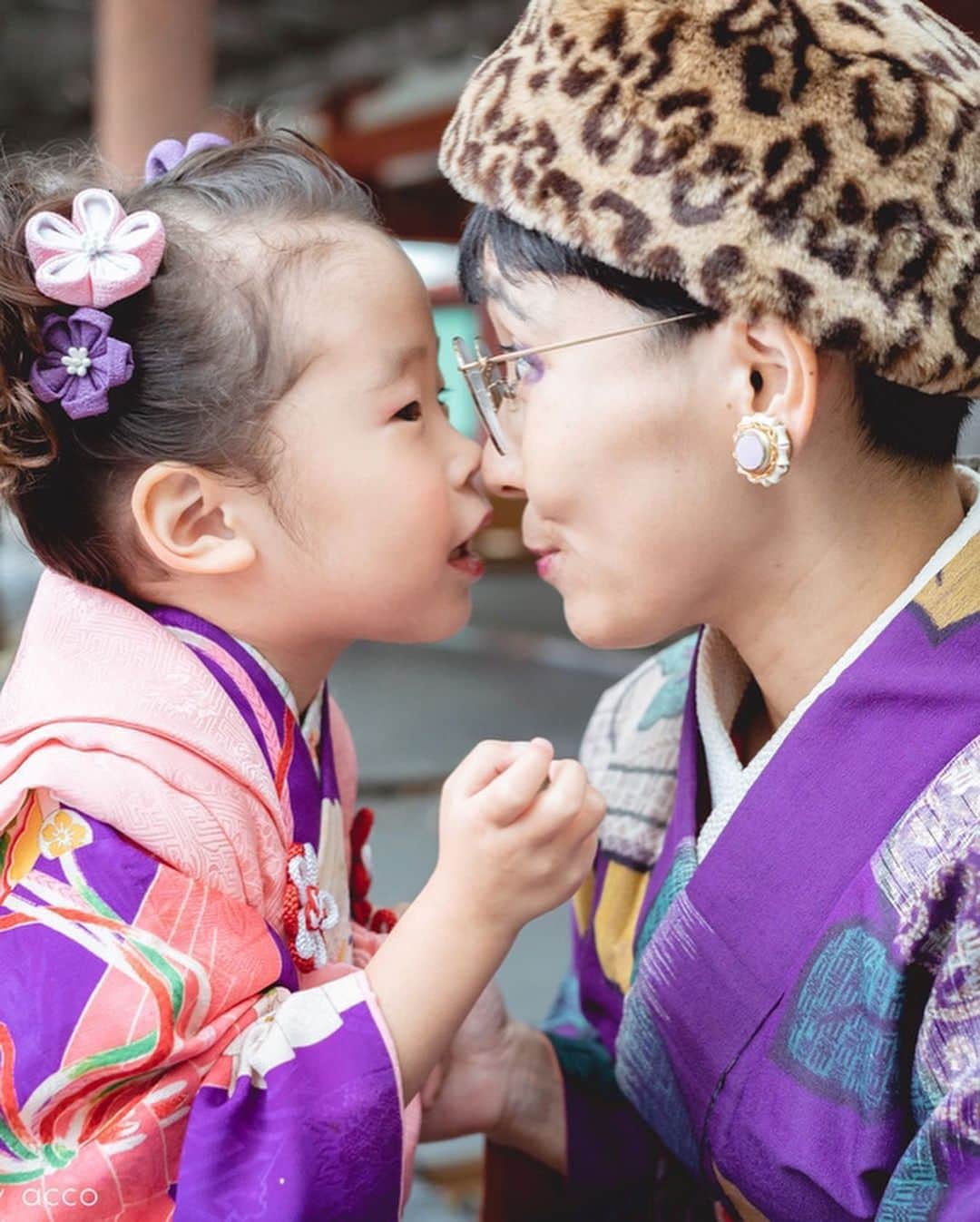 サオリリスのインスタグラム：「きっかの七五三。まだ三歳。 @kakikukekikka @hbkr ・ ・ ・ きっかはアンティークの着物をレンタル♡ 私はキモノ葉月さんでコーディネートを組んでもらいました♡着物はきっかの名前になぞらえた橘柄(おおぶり！)♡いつかのためにと1年以上前に購入していたのだけど、やっと出番が来ました♡将来きっかに譲りたいなぁと思ってます♡ @uchinopotemayo ・ ・ ・ #七五三 #七五三3歳 #753 #七五三ママ #家族写真 #着物 #着物コーディネート #kimono #kimonostyle #kimonogirl」