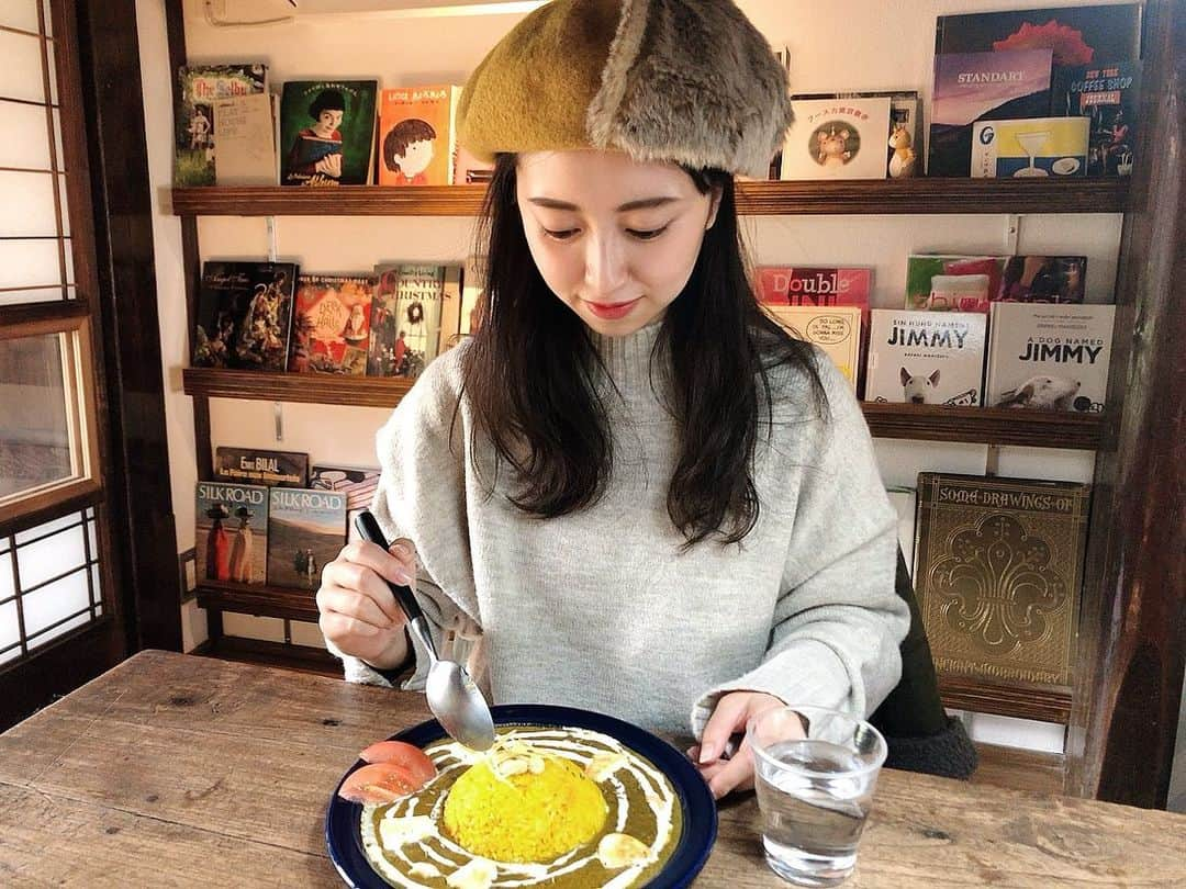 太田江莉奈さんのインスタグラム写真 - (太田江莉奈Instagram)「カレー好きの皆さん。 八女市へ行かれた際は是非とも食べて欲しいカレーを発見しました🍴 . . 『cafe MITOTE』 ⭐︎グリーンカレー ⭐︎サグパニールカレー . .  カレーがとにかく美味しくて美味しくて🙏 スパイシーで本格的な味でした✨ 1000円でサラダとカレーとデザートが付いてきて、大満足なランチでした♪ デザートは単品ですか？ってくらい大きなパフェが！！ インテリアも素敵だしカレーも美味しいし幸せ♡ 夜も営業してるみたいなので今度は夜も行ってみたい😊 . .  #八女市 #えりなの八女旅日記 #八女ランチ#八女カフェ #カレー#グリーンカレー#サグパニール #古民家カフェ#インテリア#日曜日の過ごし方 #肌断食#すっぴん#眉毛脱色#オーガニック#素肌」12月10日 16時55分 - erina_o_