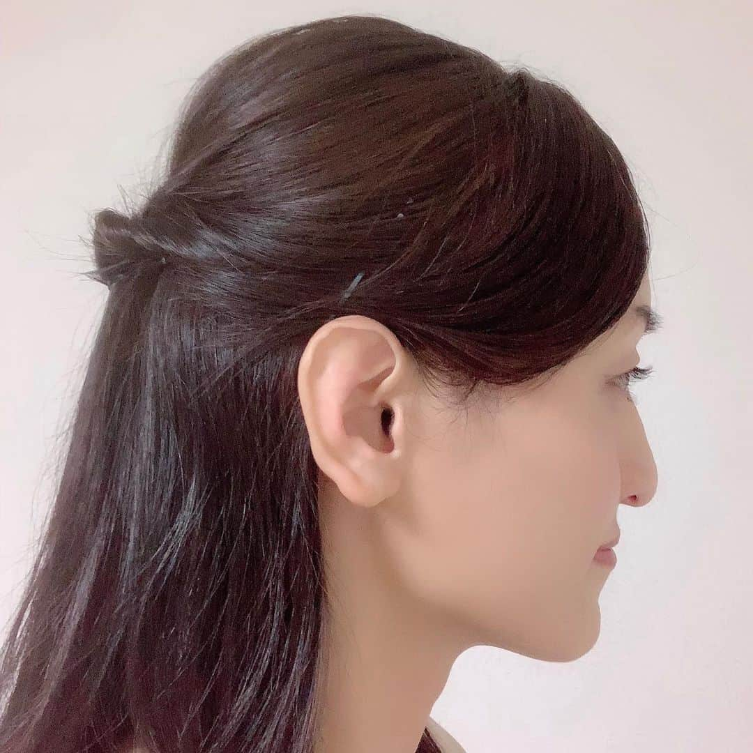 瑞羽奏都（水谷美月）さんのインスタグラム写真 - (瑞羽奏都（水谷美月）Instagram)「スカッとジャパンの時の髪型✨ お母さん役だったので、優しい雰囲気が出るようなハーフアップにして下さいました。  まず、前髪部分を残してハーフアップ&くるりんぱ！ ただ、よーく見ると、自分でやるのと何か違う…くるりんぱではないのか？ その後、トップの部分を軽く緩め、前髪部分を整えながら、余った長い部分は後ろに合体してました！！あと、前髪の分け目はギザギザっぽく分けていて、それでふわっとした感じになってるのかなぁ？ 最後に、下の髪の毛はストレートアイロンで整えていました！  メイク道具もJLCニュースの時とまた違っていたので、眺めてて楽しかったです✨ ちなみに、この時はメイクさんが『純烈のハッピーバースデー』のMVを流して下さって、聴きながらだったんですが、そこからしばらくはこの曲が頭から離れないと言うか、すぐ思い出せる(笑)楽しい曲なので、聴いたことない方はぜひ🎶  #水谷美月 #瑞羽奏都 #ヘアアレンジ  #くるりんぱ #ハーフアップ」12月10日 17時01分 - mizuki.m_mizuha