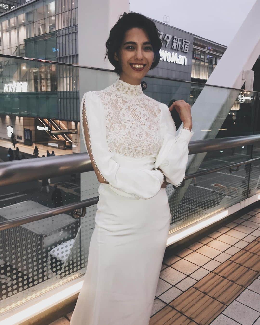のインスタグラム：「Shooting in shinjuku with @costarellosbridal 👰💕💕」