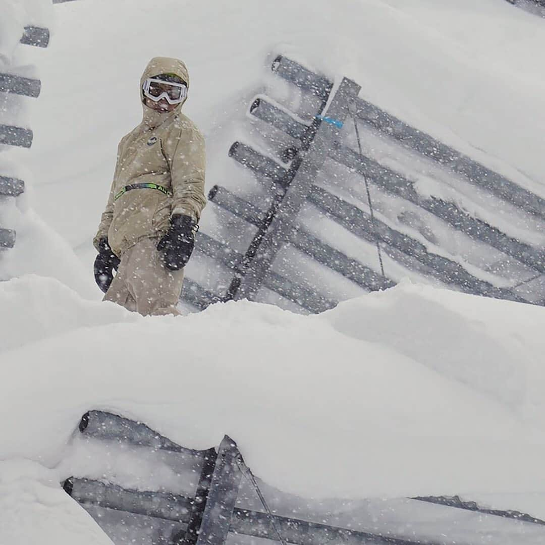 Burton Japanさんのインスタグラム写真 - (Burton JapanInstagram)「自然と人工物の融合。そんなところにも出没するのがKilroyです。 #Winter2020Burton #KilroyCrew #washere #AnalogClothing #AnonOptics #joysnowboardfilm」12月10日 17時05分 - burtonjapan