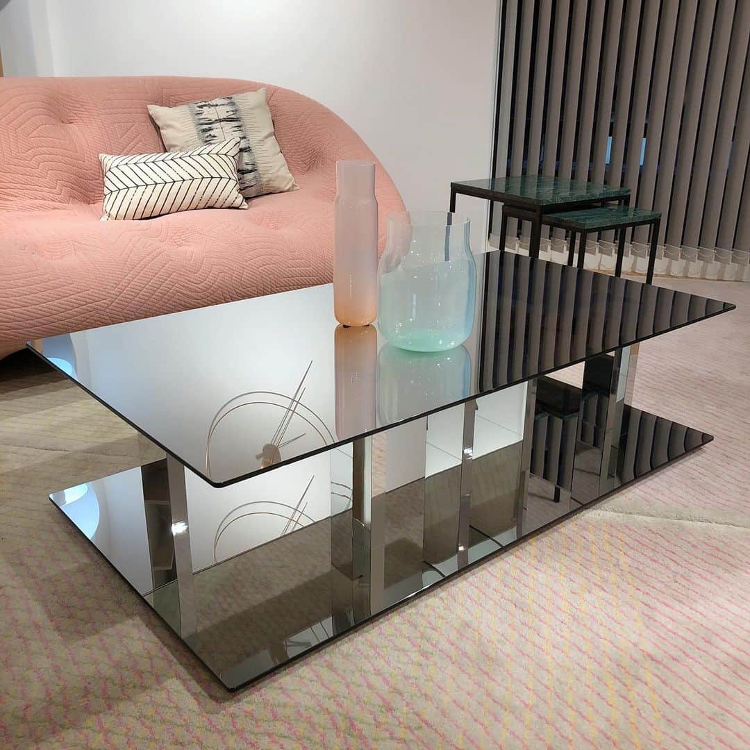 ligne roset shopさんのインスタグラム写真 - (ligne roset shopInstagram)「ミラー仕上げになっているガラスのテーブルは、空間を明るく素敵に映し出します♪  ガラスは半透明でもあり、天板を覗くと見え方が特徴的です。 銀座ショップでぜひ体験してみてくださいね✨  Table:#alleluia,designed by #mariechristinedorner  Sofa:#ploum,designed by #ronanerwanbouroullec  #ligneroset#リーンロゼ#lignerosetginza#リーンロゼ銀座#家具#furniture#インテリア#interior#インテリア好きな人と繋がりたい#フランス#france#sofa#住まい#リビング」12月10日 17時06分 - ligneroset_jp_shop