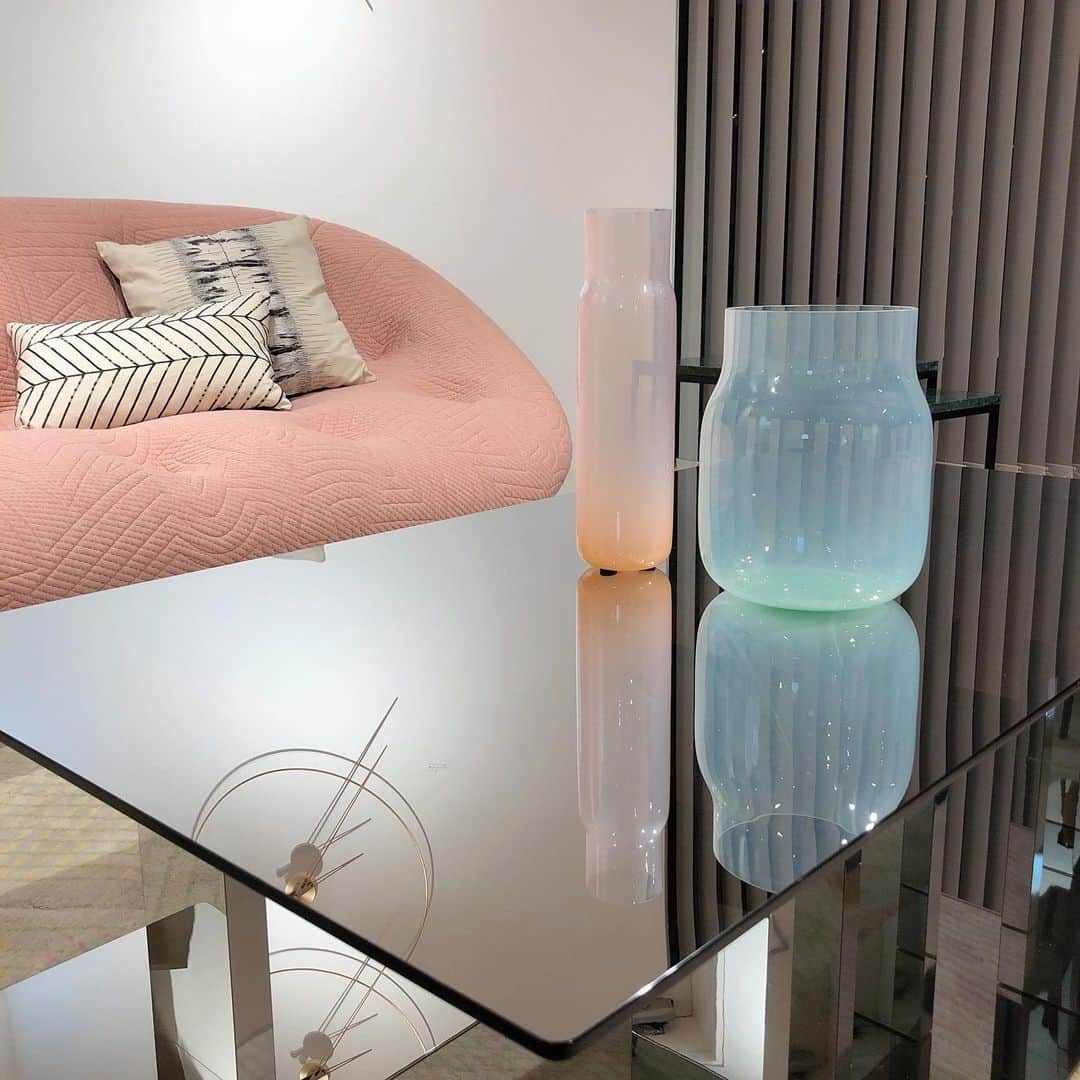 ligne roset shopさんのインスタグラム写真 - (ligne roset shopInstagram)「ミラー仕上げになっているガラスのテーブルは、空間を明るく素敵に映し出します♪  ガラスは半透明でもあり、天板を覗くと見え方が特徴的です。 銀座ショップでぜひ体験してみてくださいね✨  Table:#alleluia,designed by #mariechristinedorner  Sofa:#ploum,designed by #ronanerwanbouroullec  #ligneroset#リーンロゼ#lignerosetginza#リーンロゼ銀座#家具#furniture#インテリア#interior#インテリア好きな人と繋がりたい#フランス#france#sofa#住まい#リビング」12月10日 17時06分 - ligneroset_jp_shop