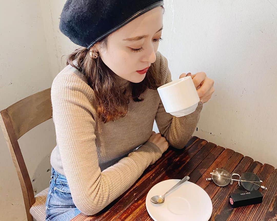 難波礼華のインスタグラム：「まつげ変えたよ〜👀　@homeharajuku  chocolat brownのフラットラッシュを120本❤️ エクステつけてると伏し目がかわいい🥰 フラットラッシュ柔らかくて持ち良くて本当おすすめ❤️まつげ　@romi_lomy ありがと❤️ . 冬になると濃い目のリップ塗りたくなっちゃう💄 @imvely_jp のautumn rose だよ💋 #フラットラッシュ#flatlash#imvely#velyvely」